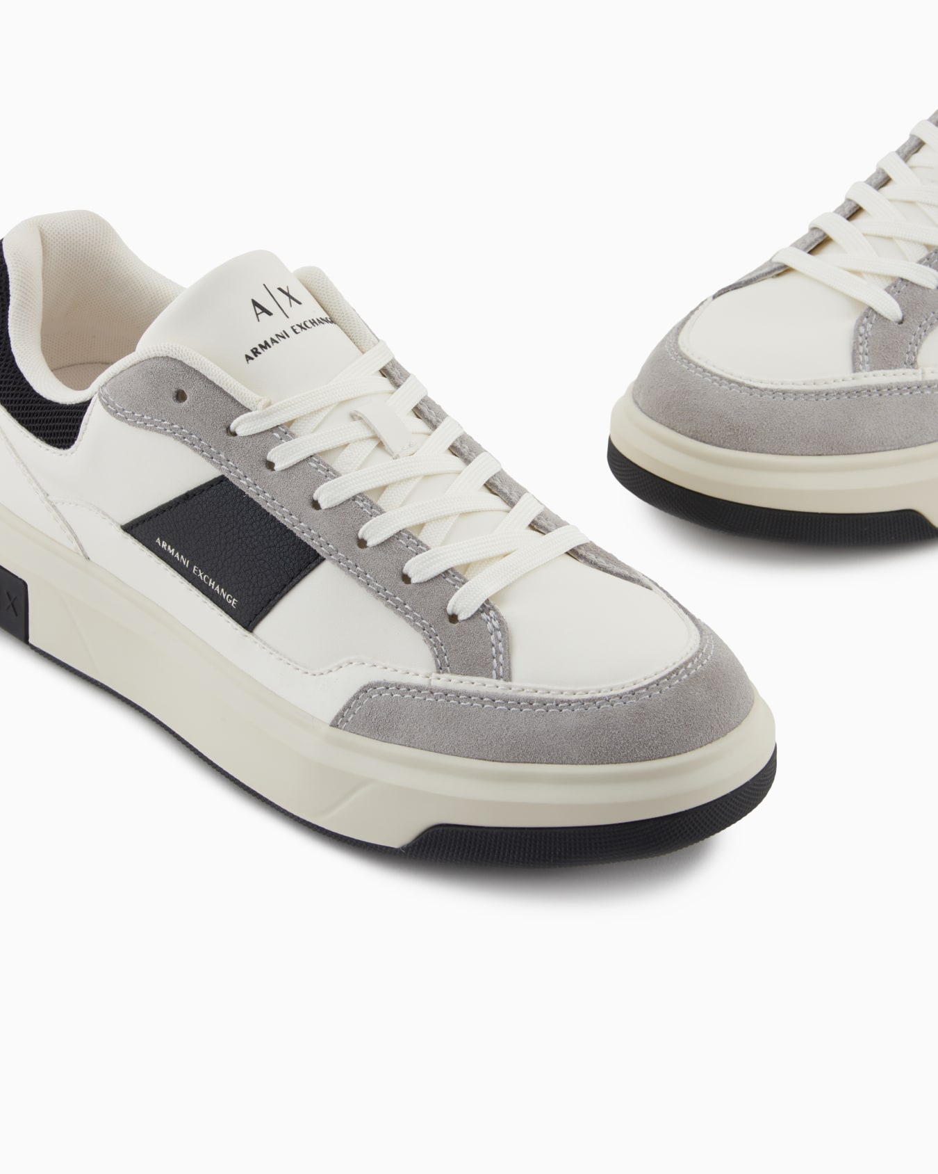 Sneakers with contrasting inserts Diapositiva 4