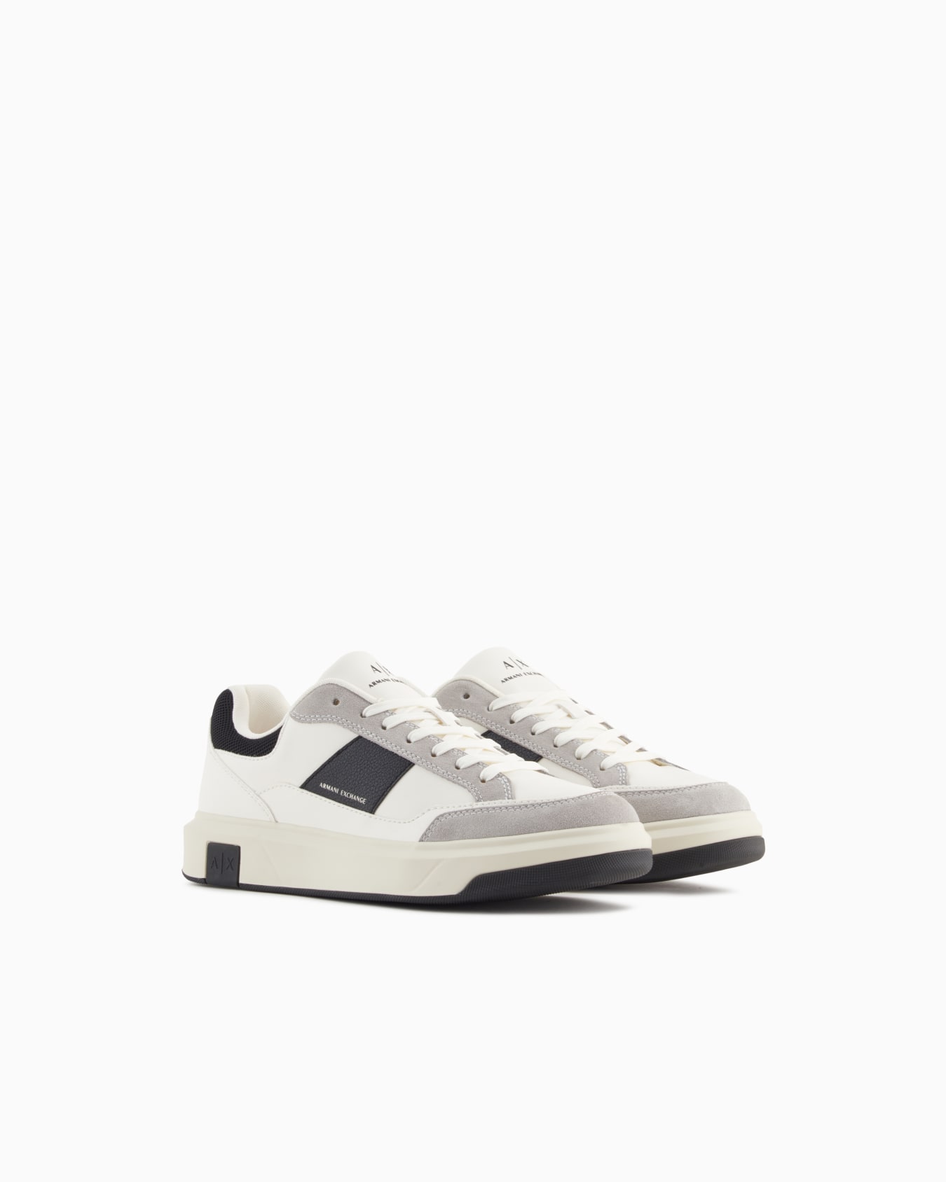 Sneakers with contrasting inserts Diapositiva 1