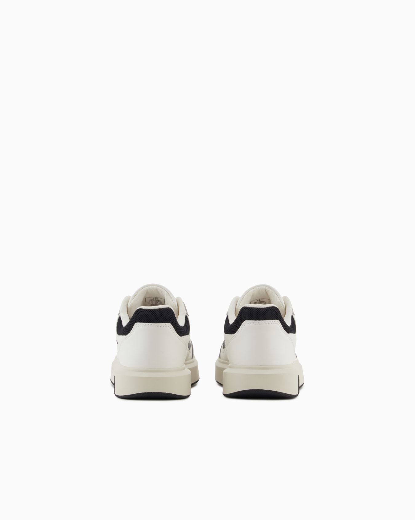 Sneakers with contrasting inserts Diapositiva 3