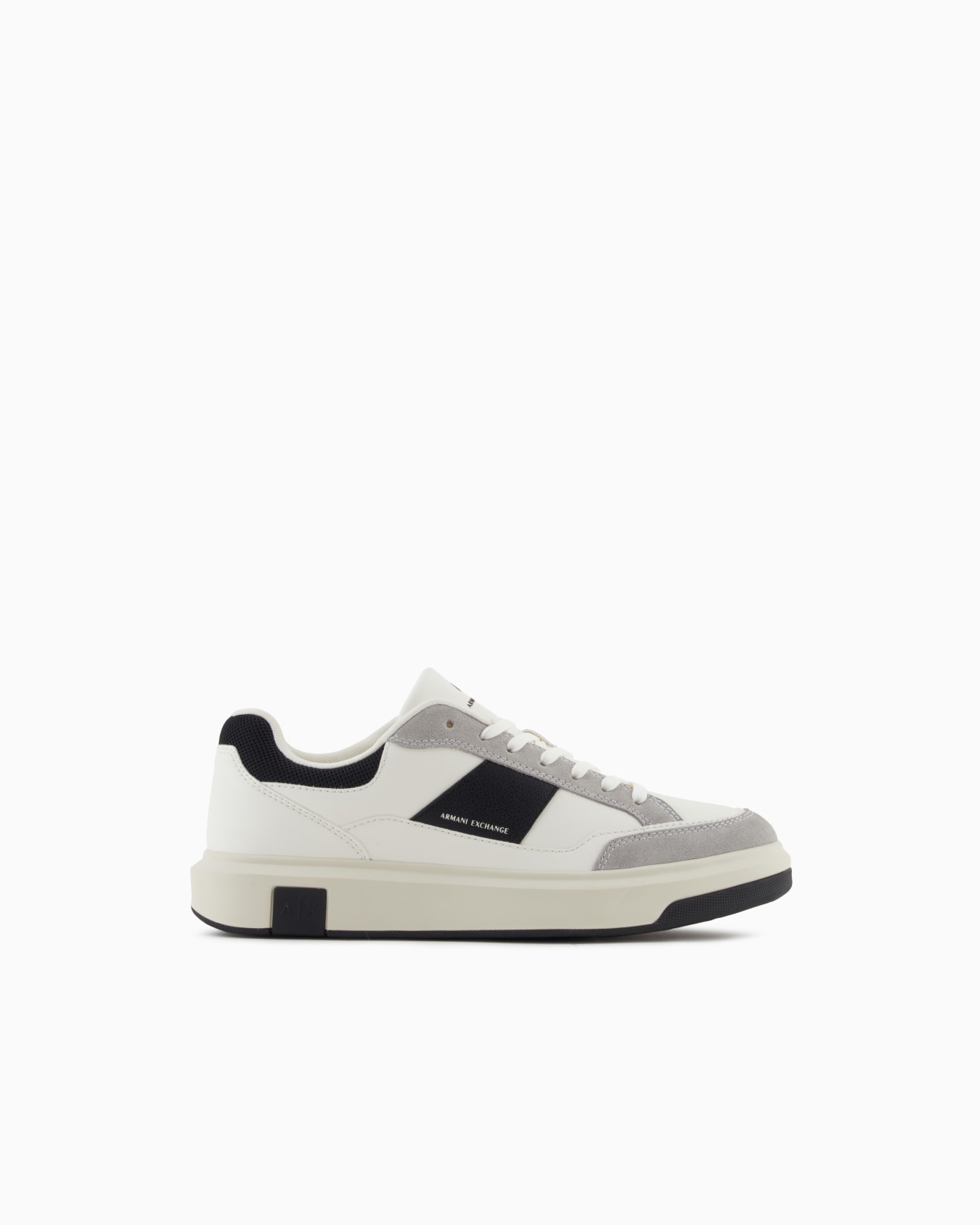 Sneakers with contrasting inserts Diapositiva 0
