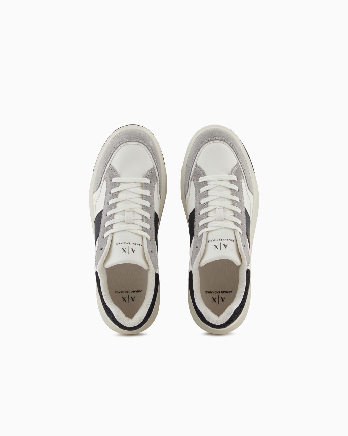 Sneakers with contrasting inserts Diapositiva 2
