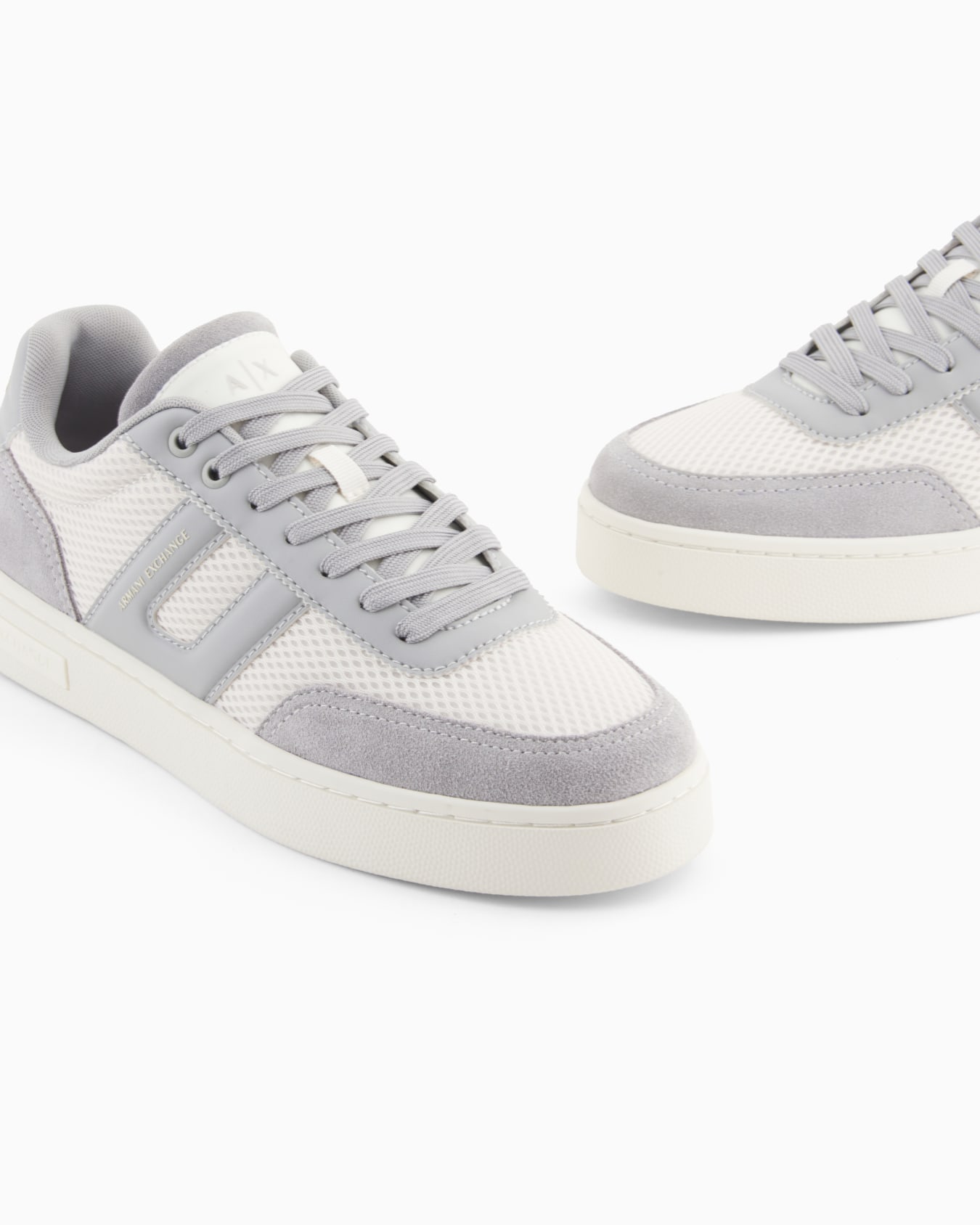 Mesh sneakers with contrasting inserts Slide 4