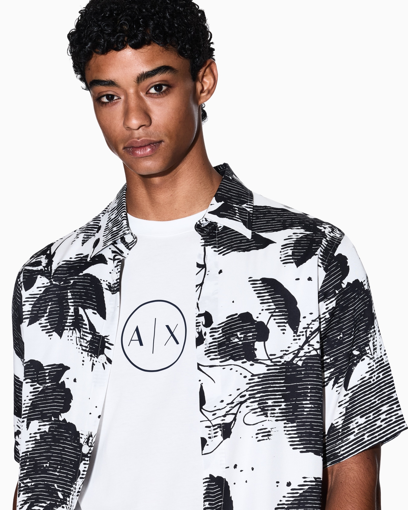Regular fit T-shirt with round logo Slide 4