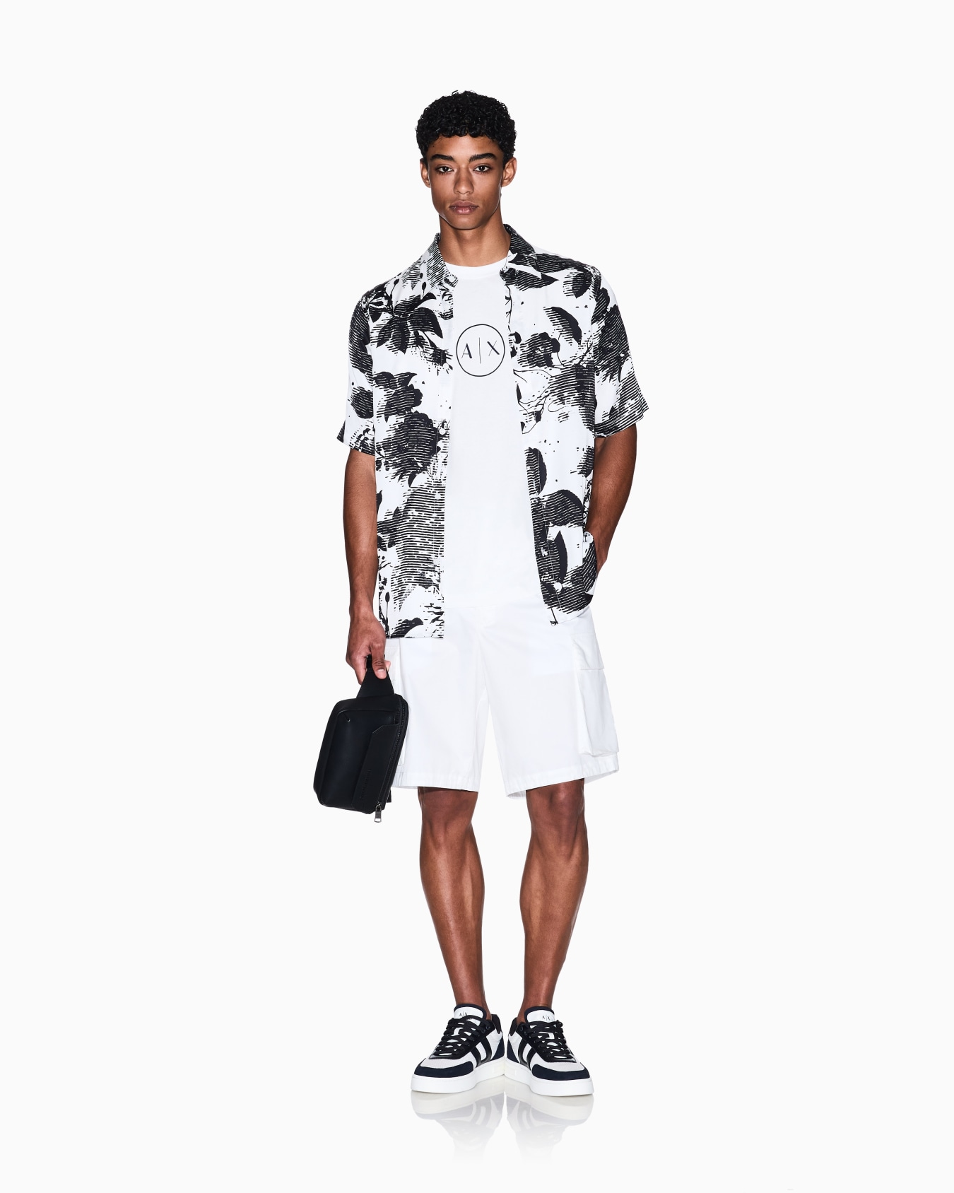 Regular fit T-shirt with round logo Slide 1