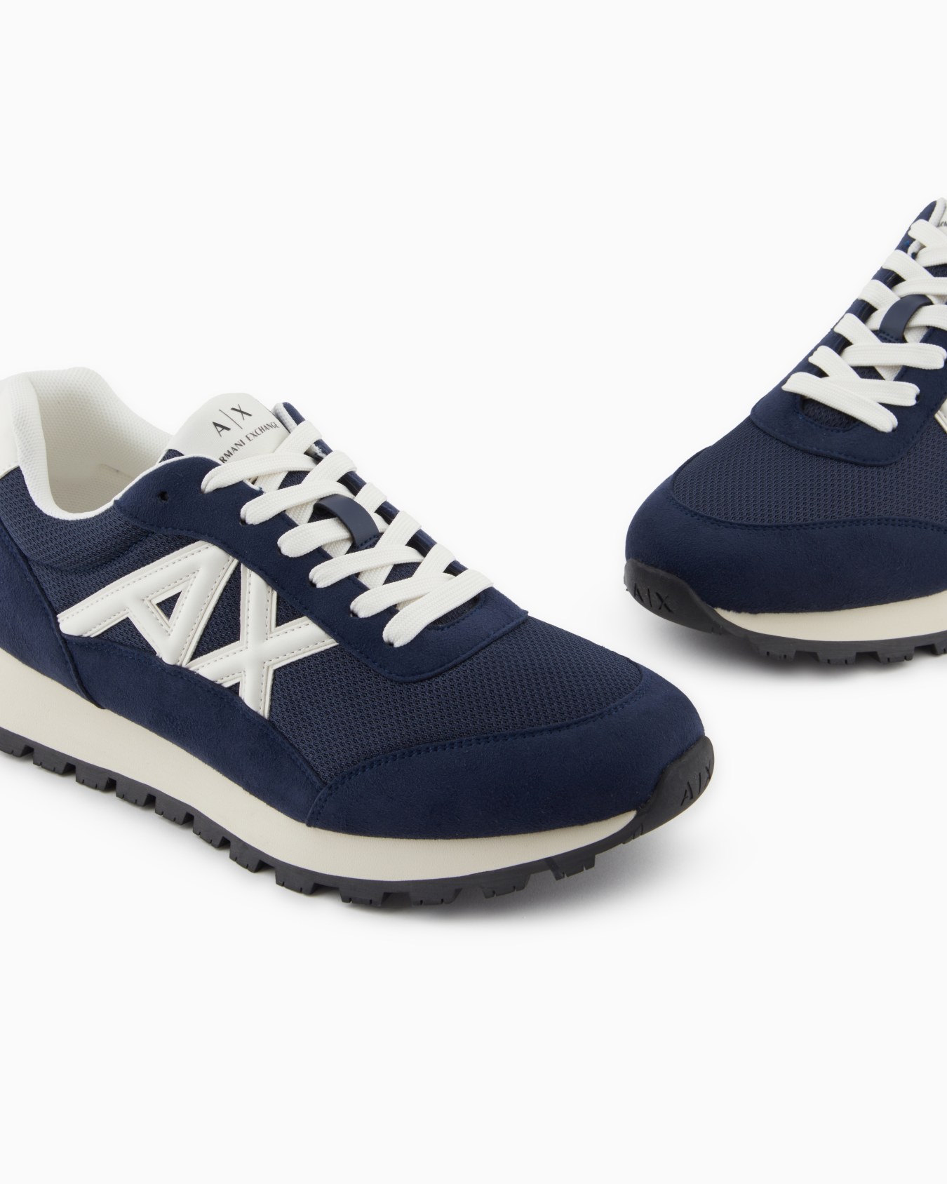 Zapatillas con logotipo en contraste Diapositiva 4