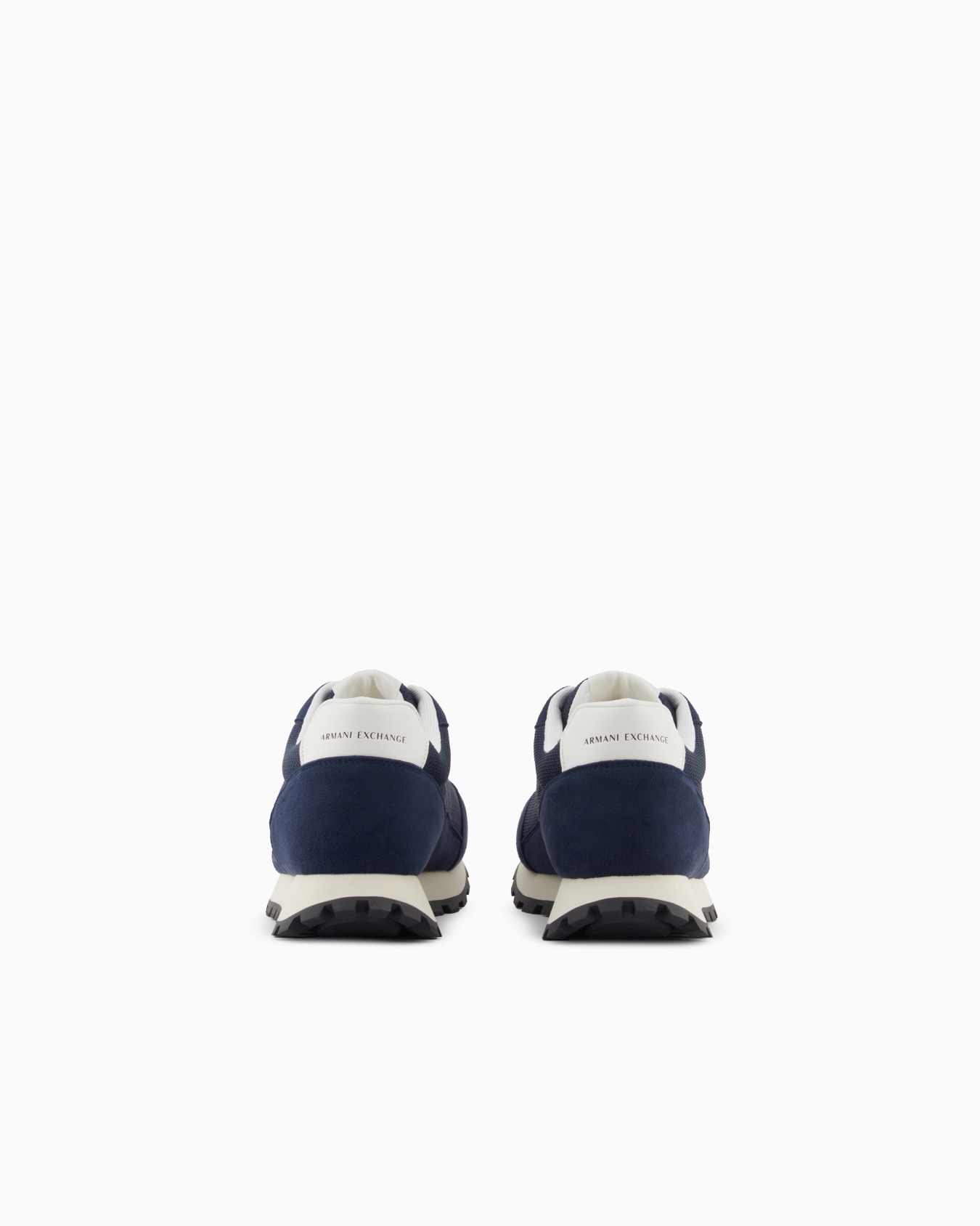 Zapatillas con logotipo en contraste Diapositiva 3