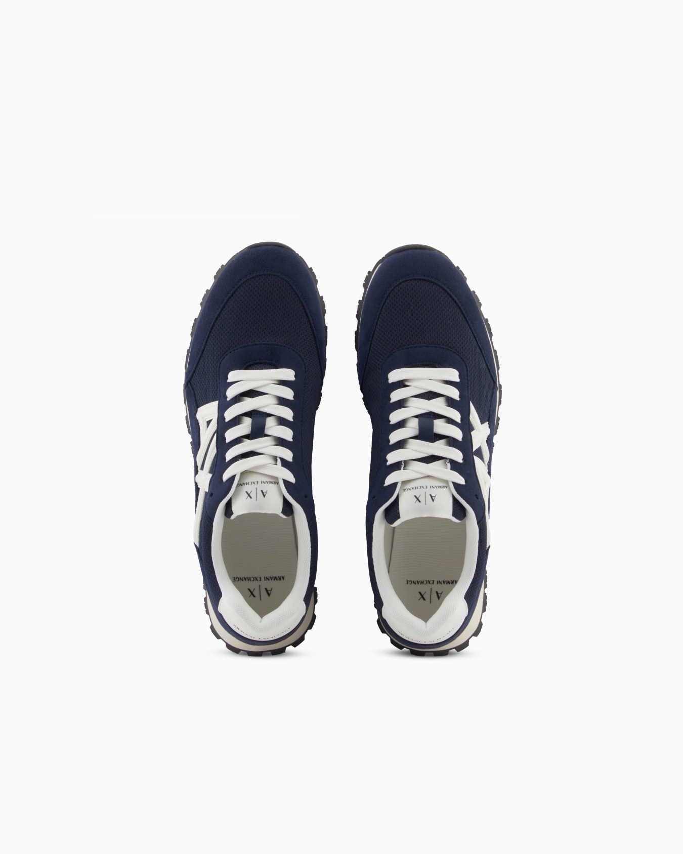 Zapatillas con logotipo en contraste Diapositiva 2