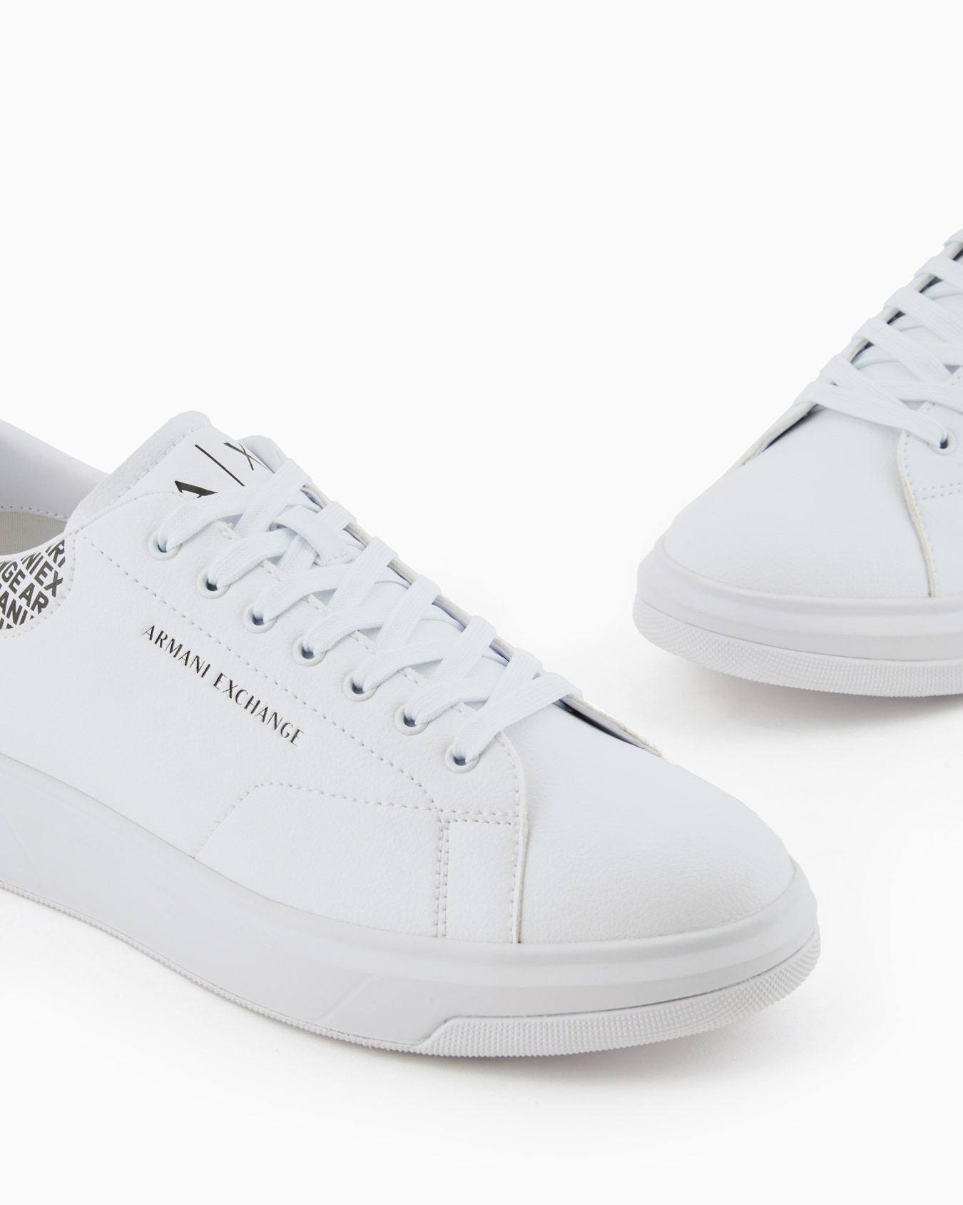 Zapatillas con inserción de logotipo en el talón. Diapositiva 4