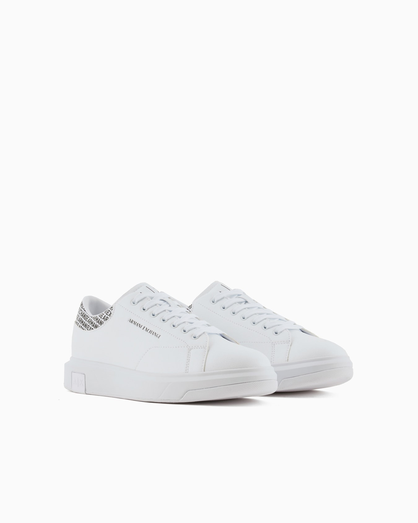 Zapatillas con inserción de logotipo en el talón. Diapositiva 1