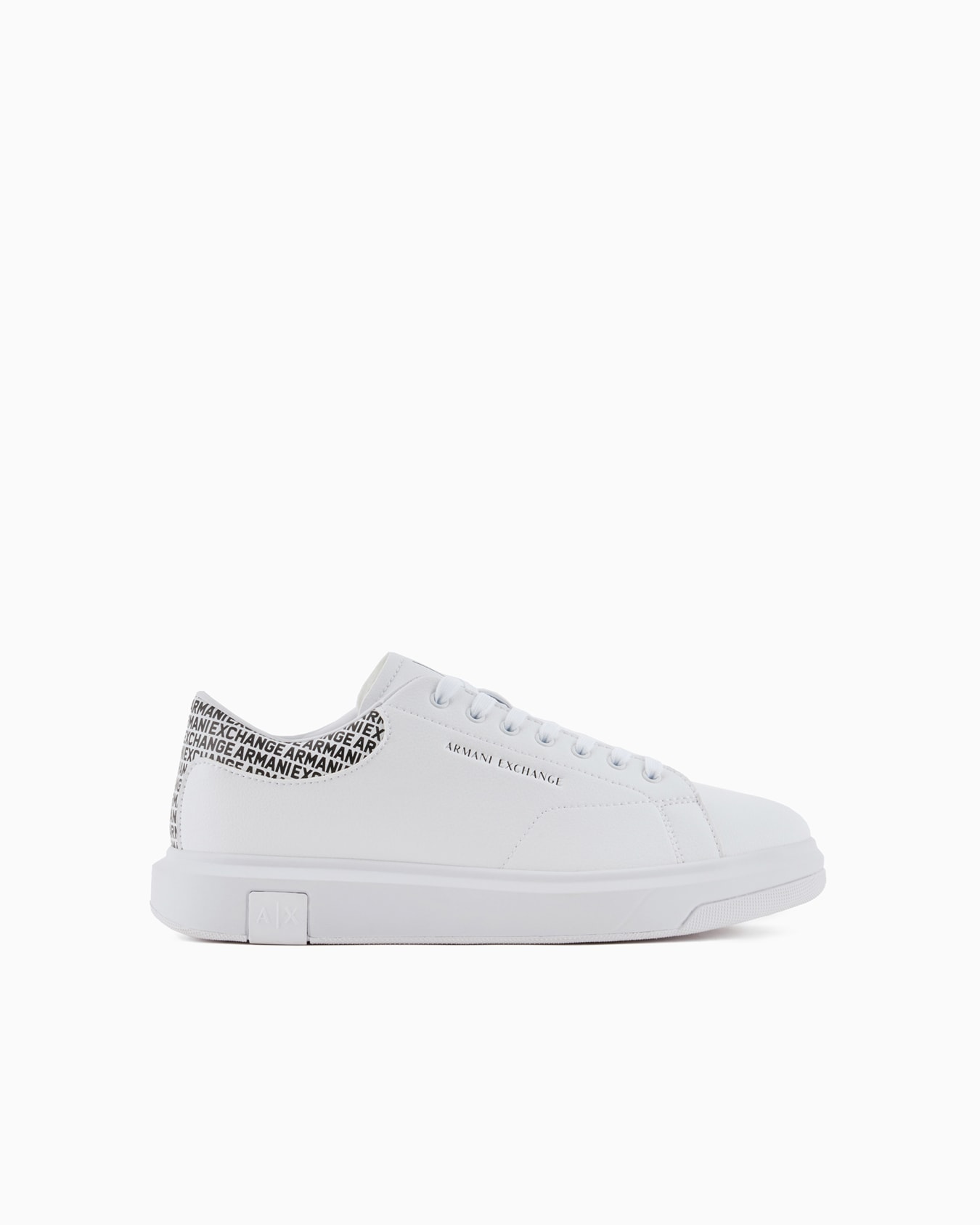Zapatillas con inserción de logotipo en el talón. Diapositiva 0