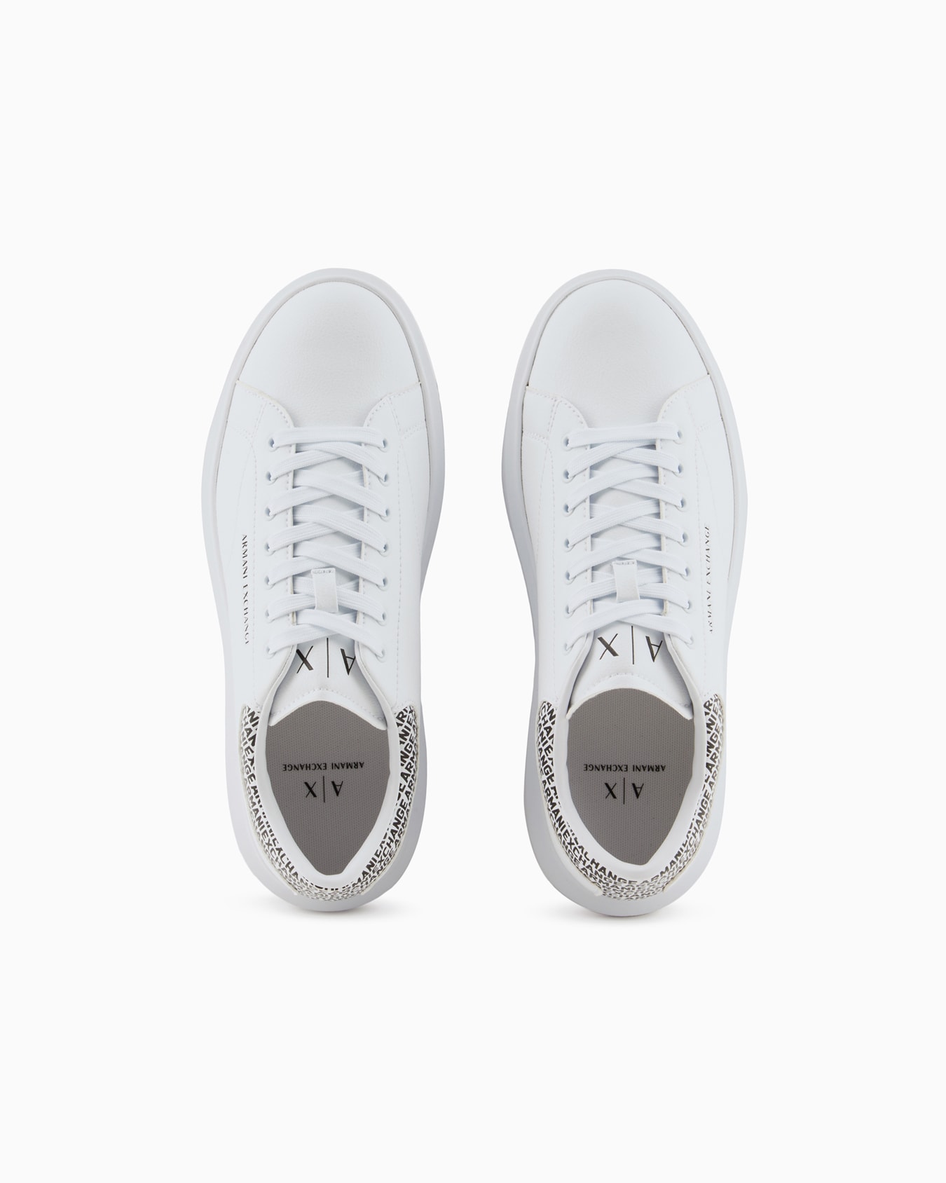 Zapatillas con inserción de logotipo en el talón. Diapositiva 2