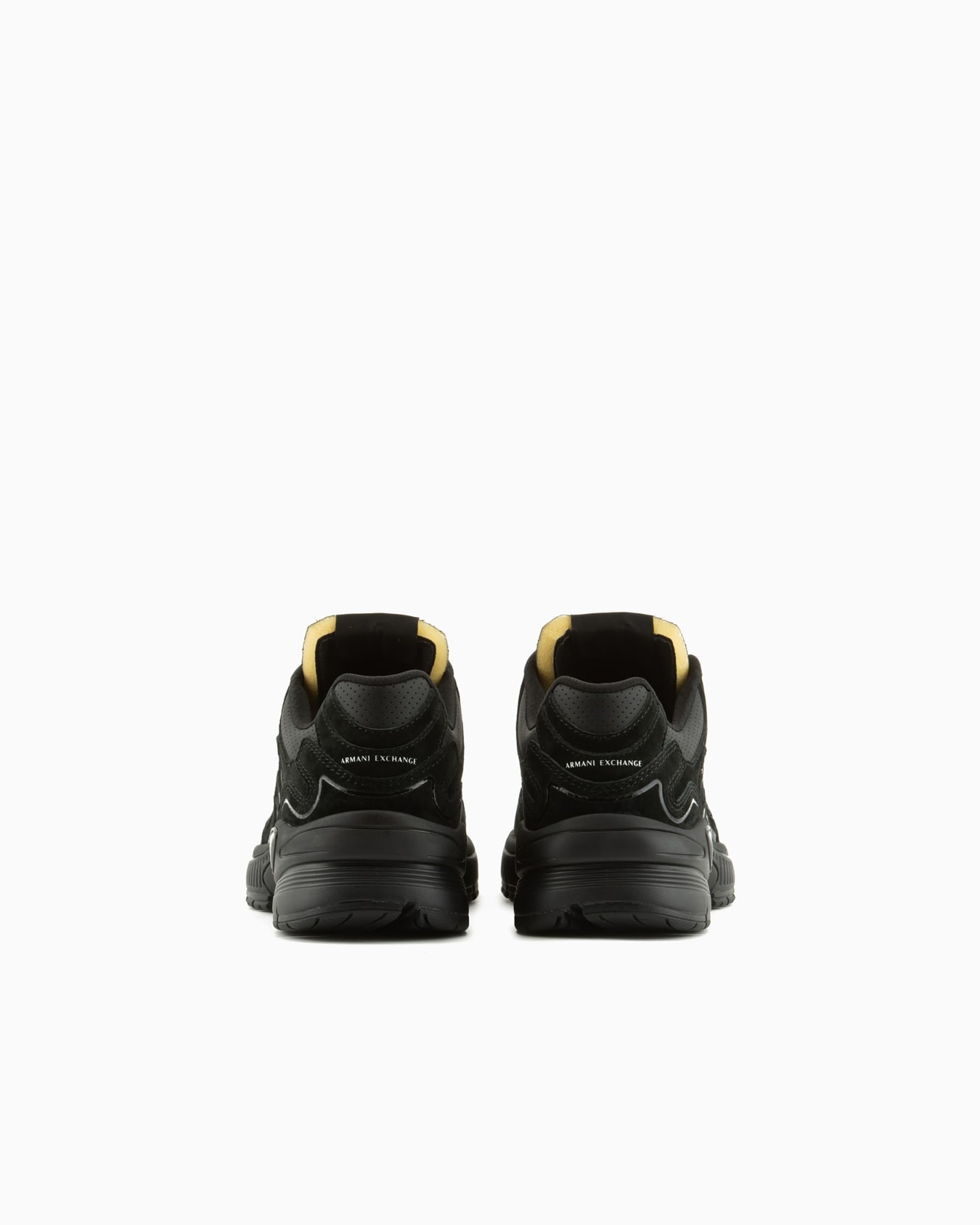 Zapatillas gruesas con logo en el lateral y detalles en contraste Diapositiva 3