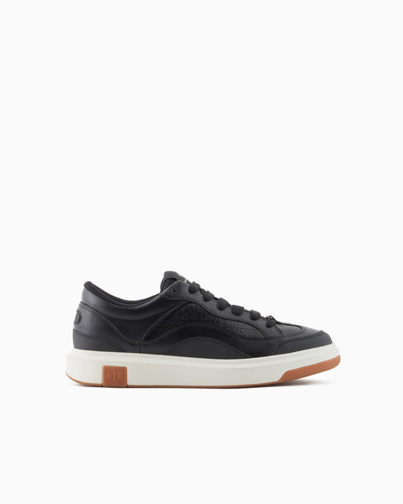 Sneakers with logo Diapositiva 0