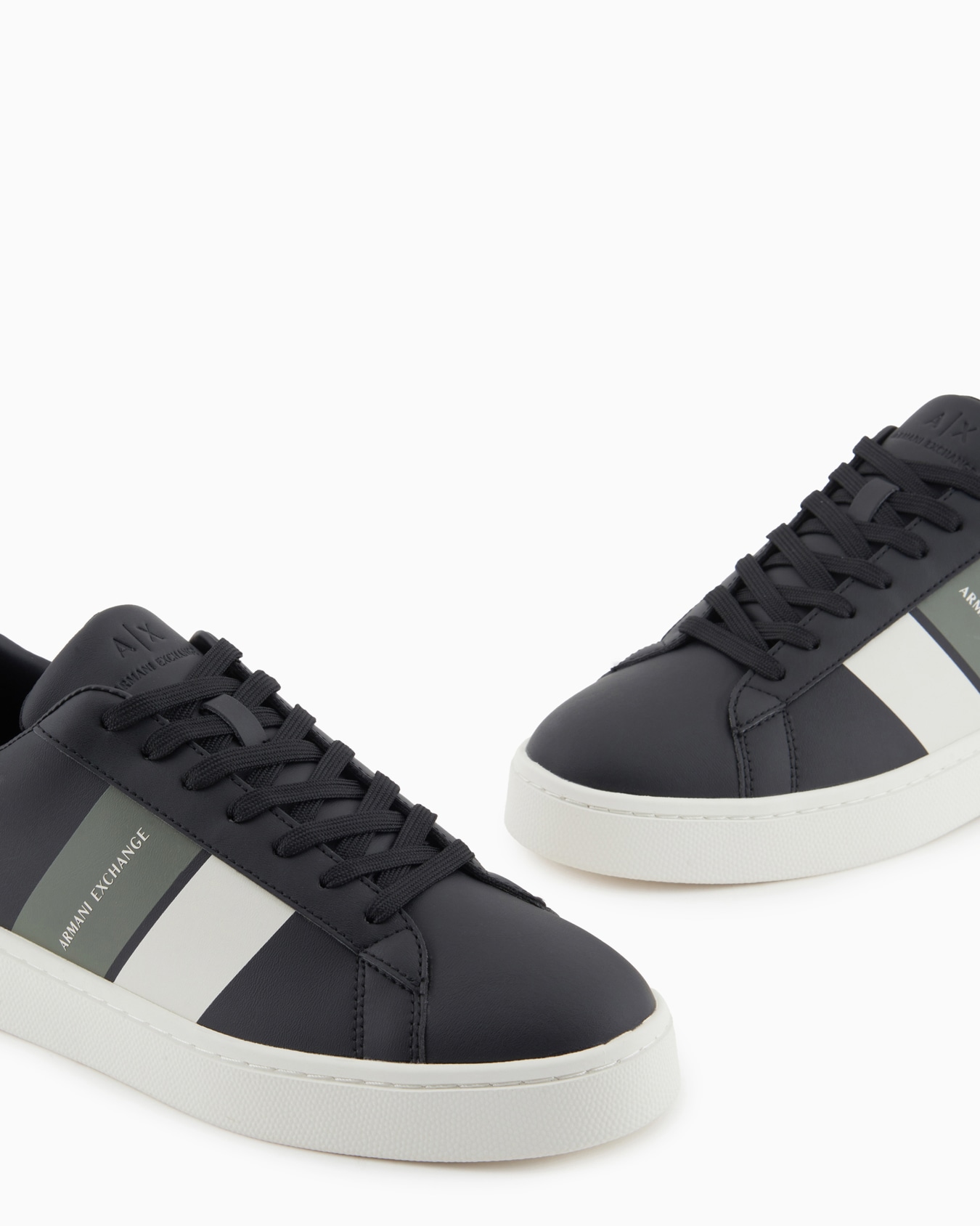 Sneakers with contrasting side bands Slide 4