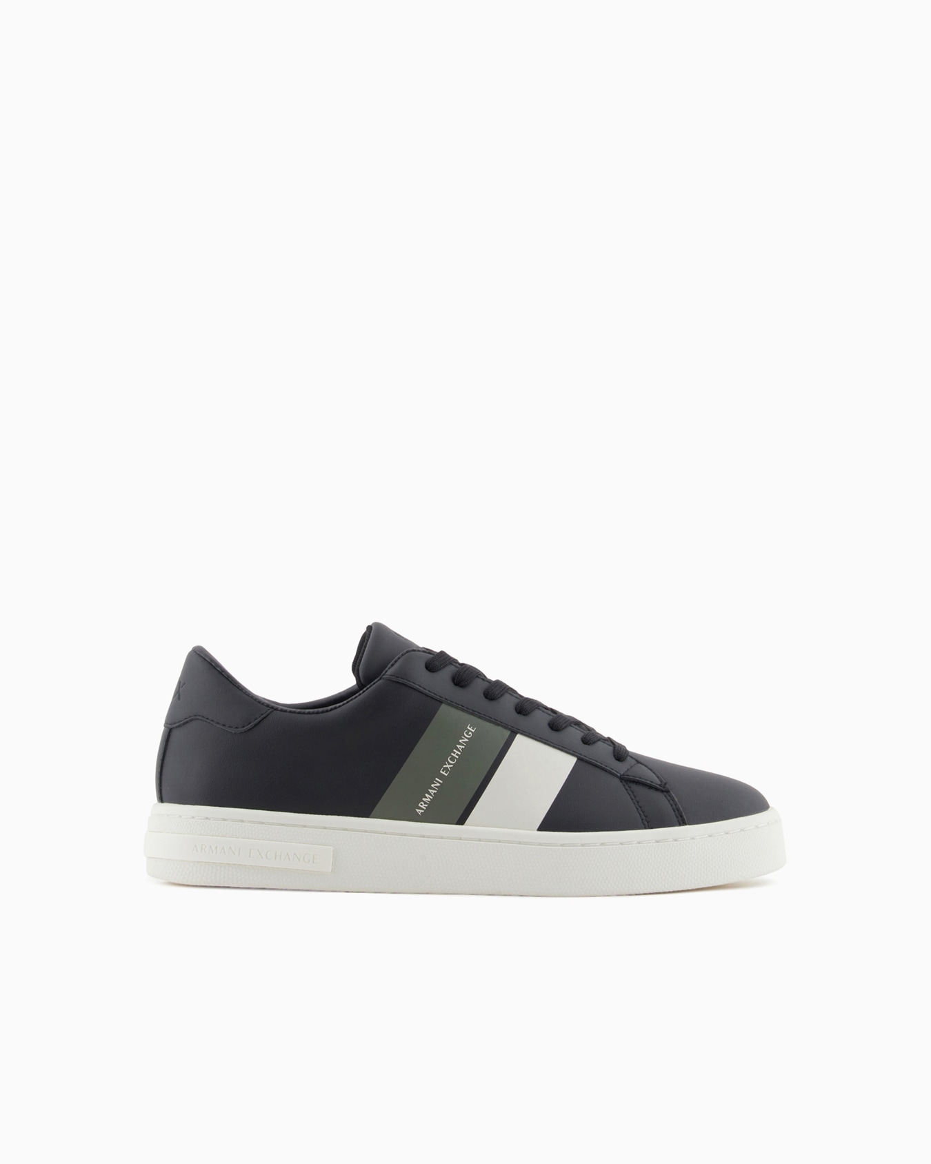 Sneakers with contrasting side bands Slide 0