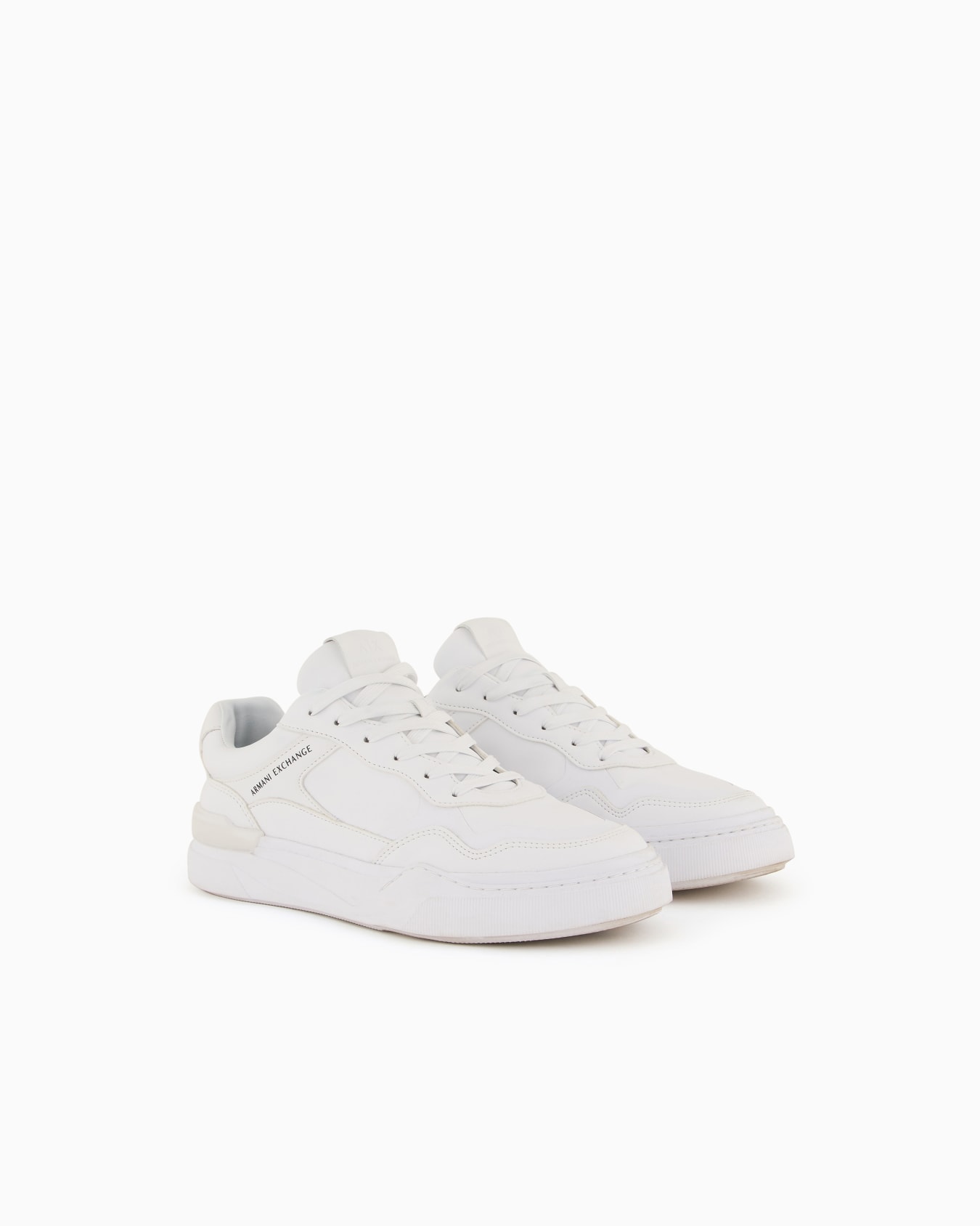 Zapatillas de piel ecológica con costuras decorativas. Diapositiva 1