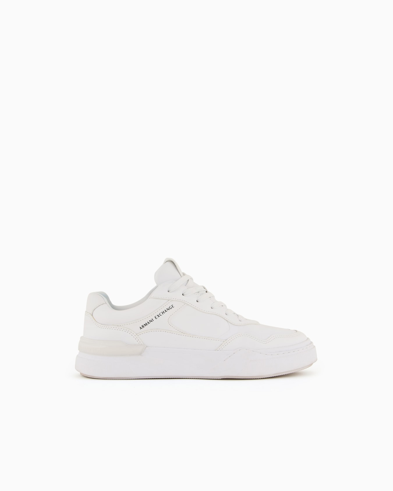 Zapatillas de piel ecológica con costuras decorativas. Diapositiva 0