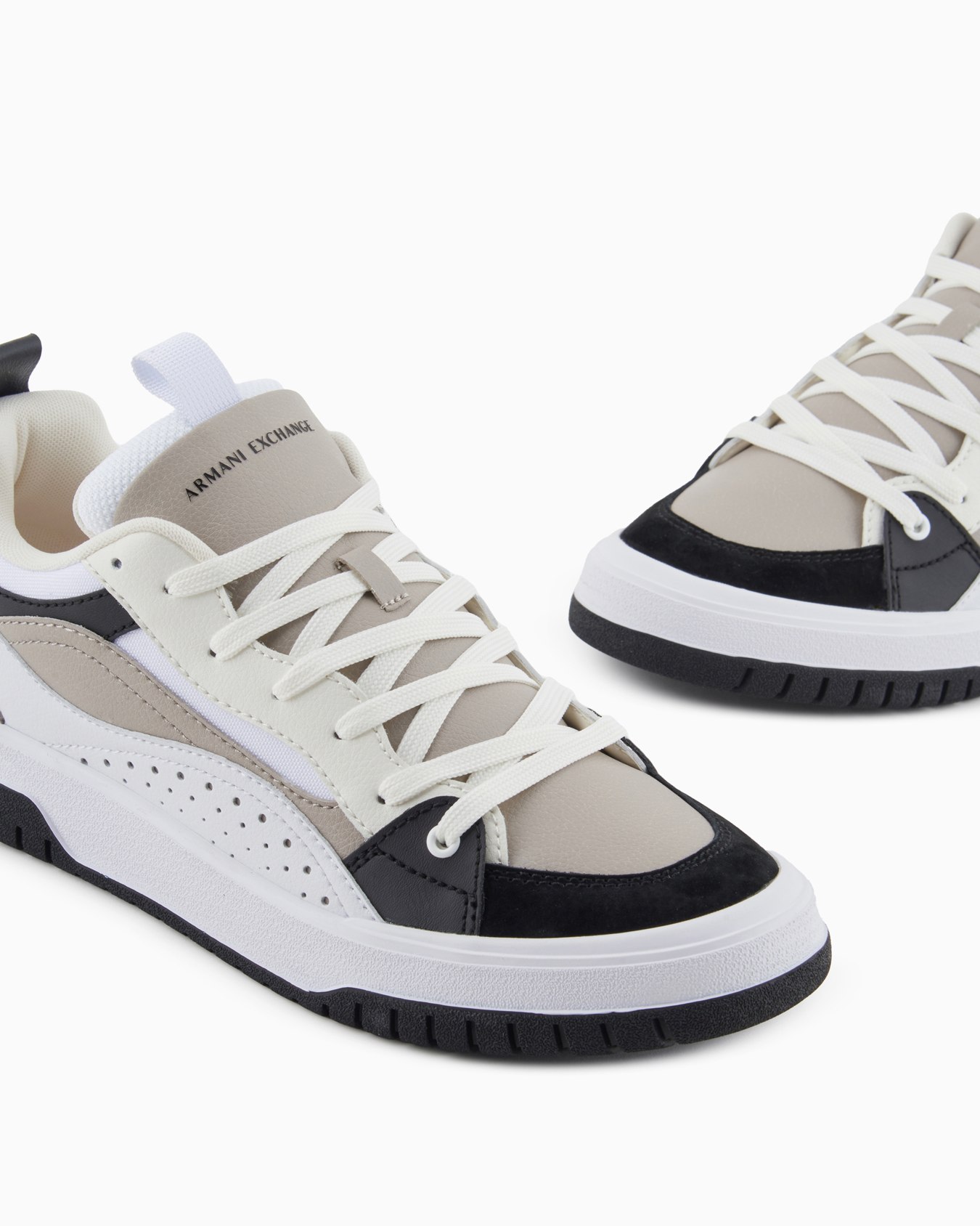 Baskets avec empiècements contrastés en daim Diapositive 4