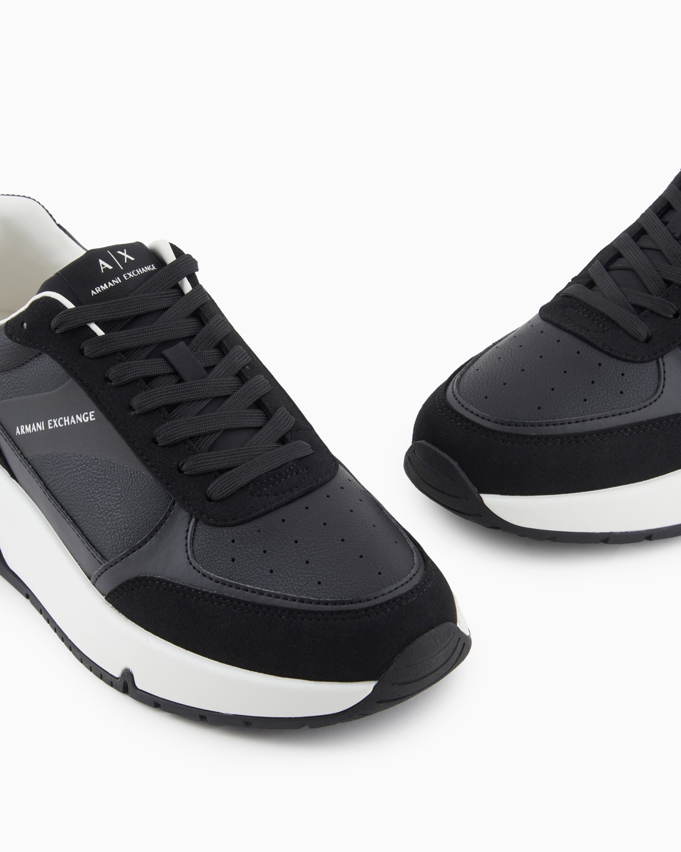Sneakers with contrasting details and logo Slide 4