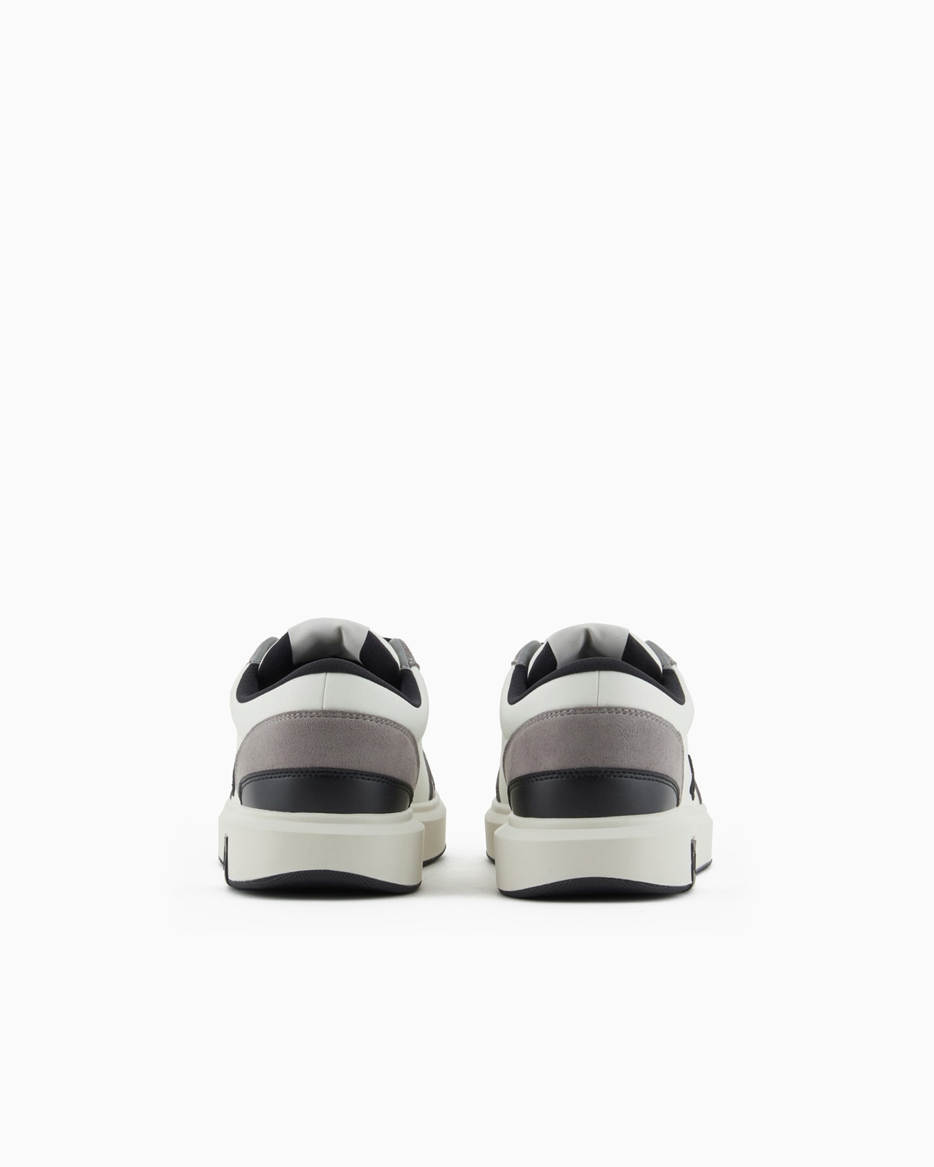 Sneakers with contrasting details and side logo Slide 3