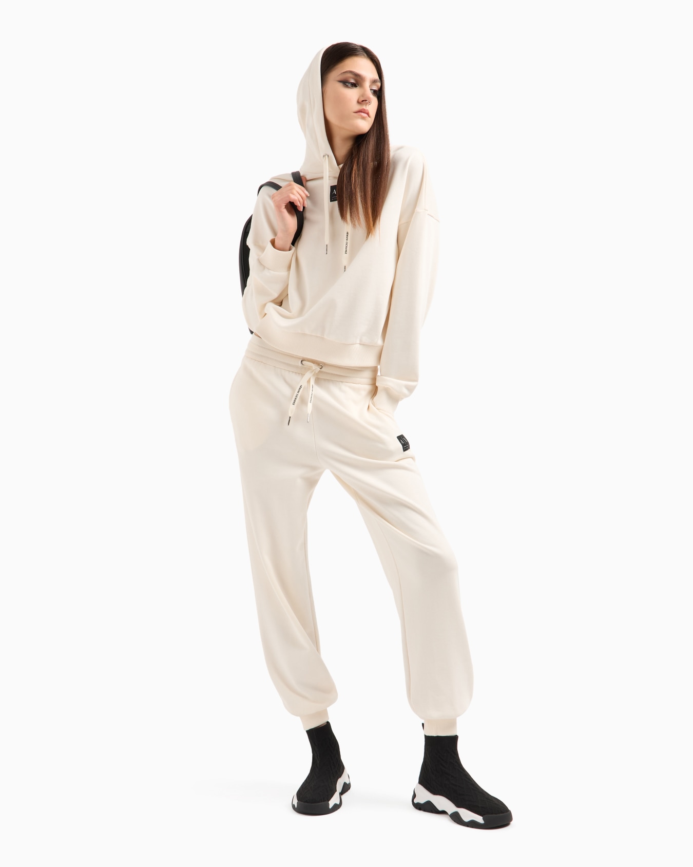 Jogger pants with logo label Slide 3