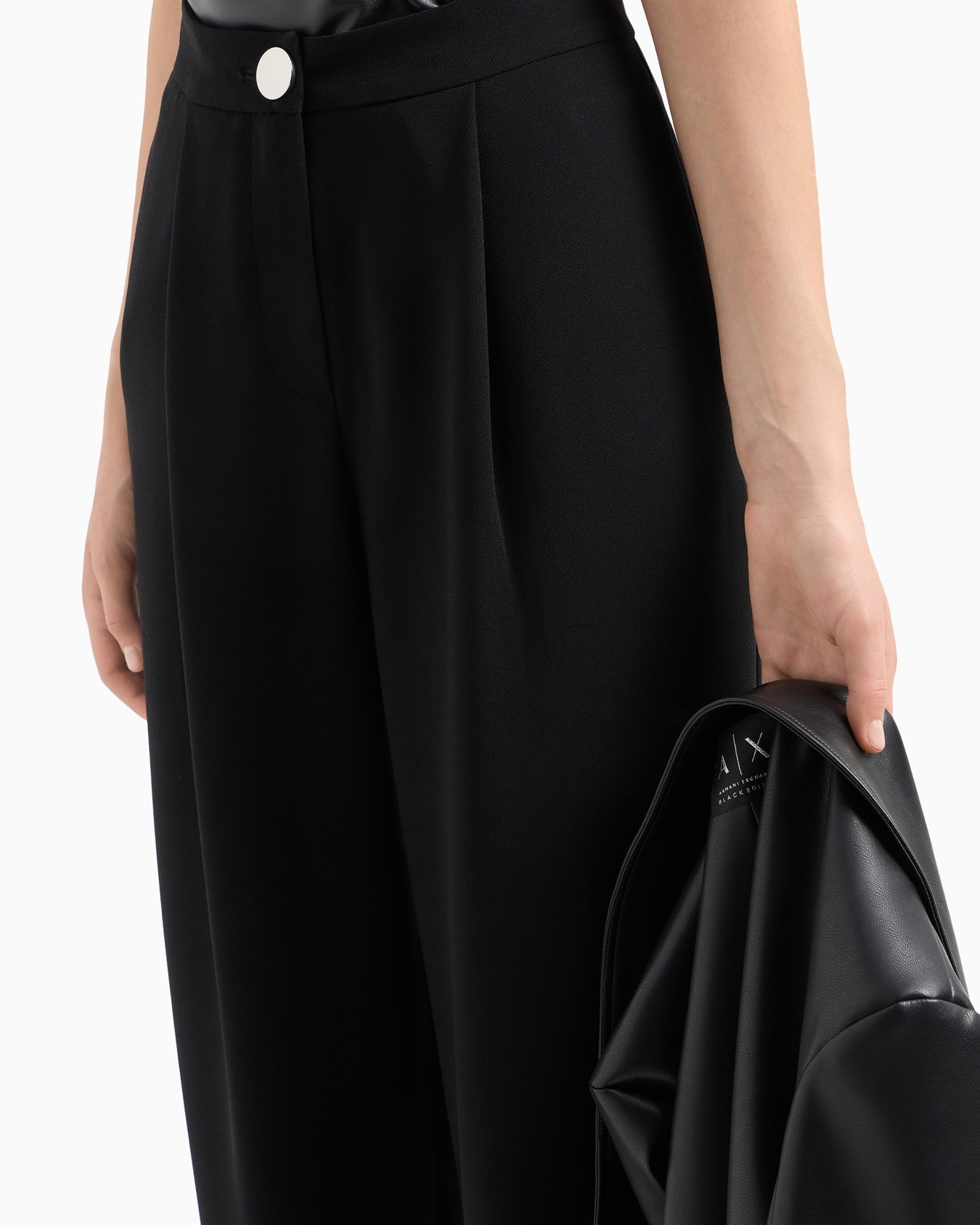 Pantalón con pinzas en tejido fluido Diapositiva 4