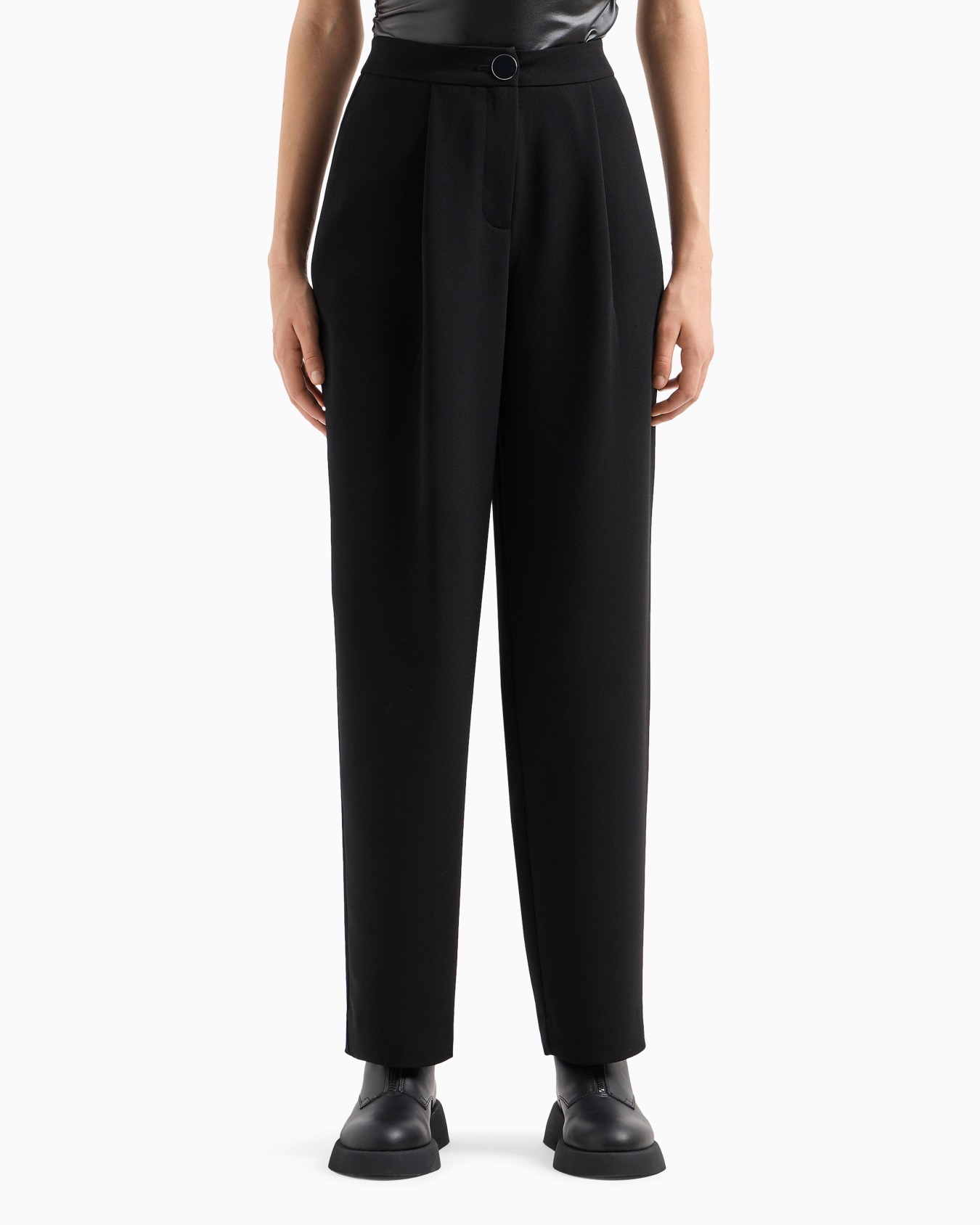 Pantalón con pinzas en tejido fluido Diapositiva 1