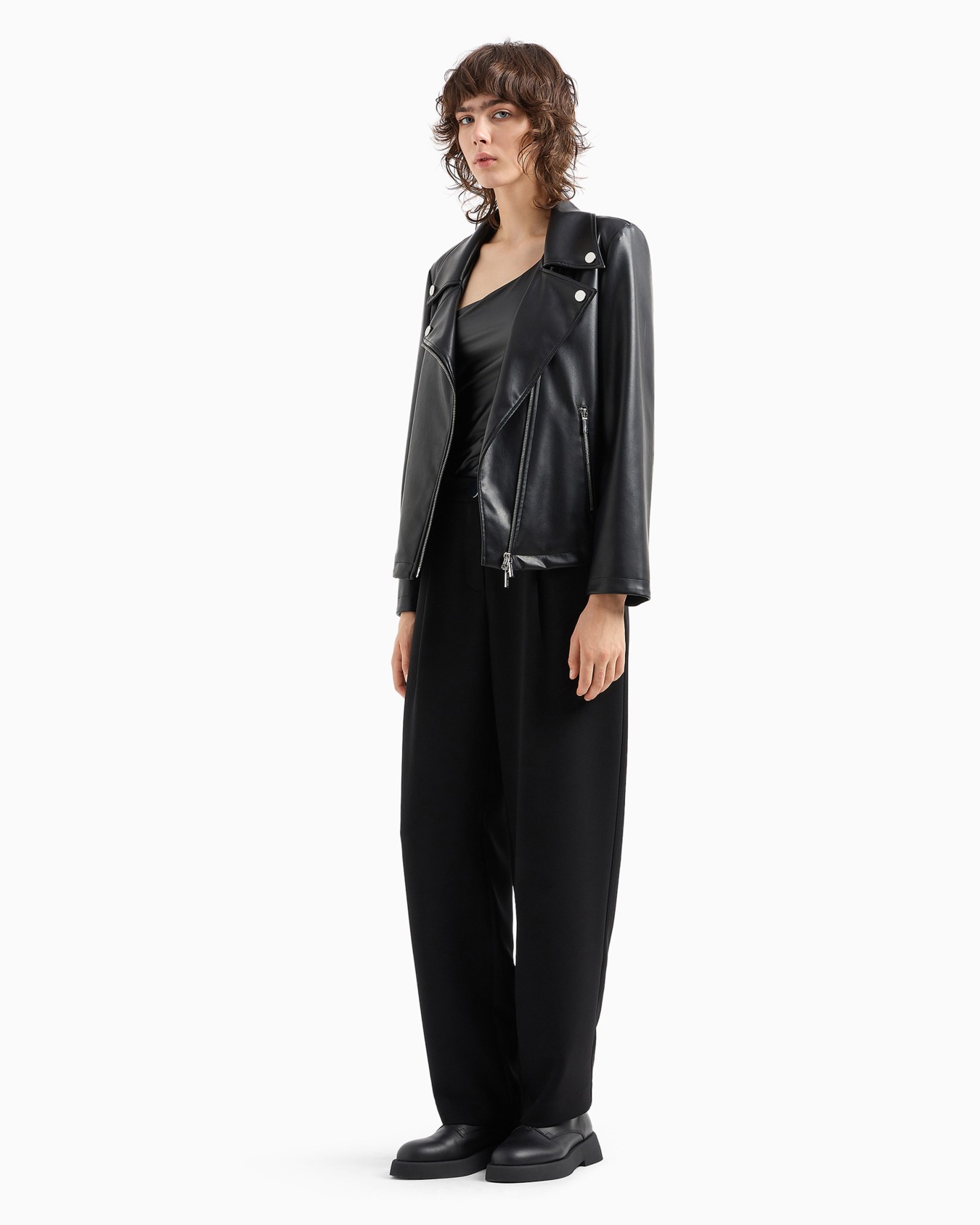 Pantalón con pinzas en tejido fluido Diapositiva 3