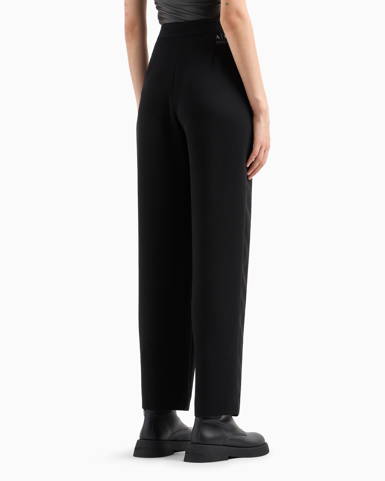 Pantalón con pinzas en tejido fluido Diapositiva 2