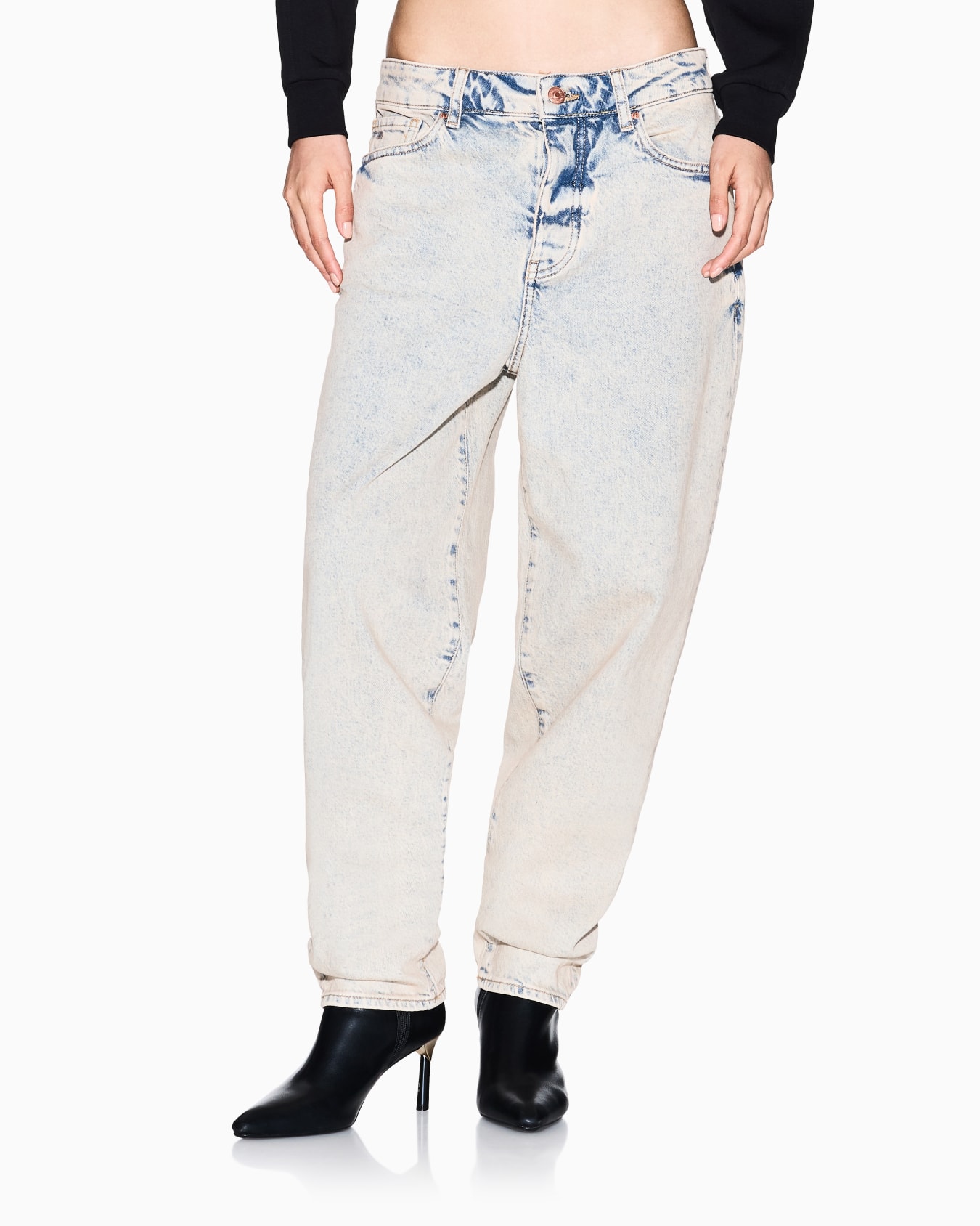 Tapered Jeans Slide 3