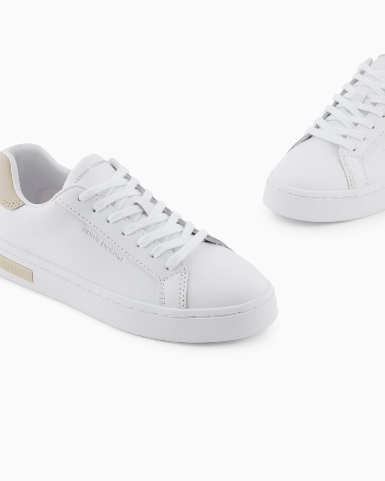 Sneakers with laces and logo Slide 4