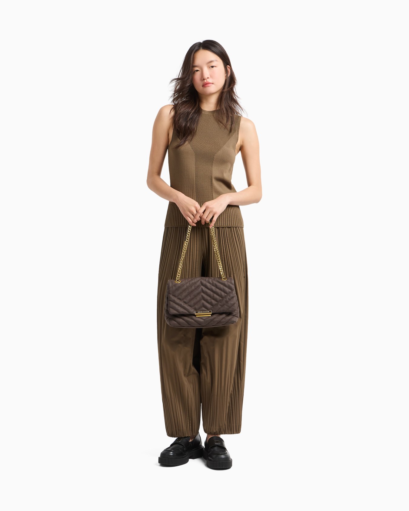 Quilted shoulder bag with chain Slide 5