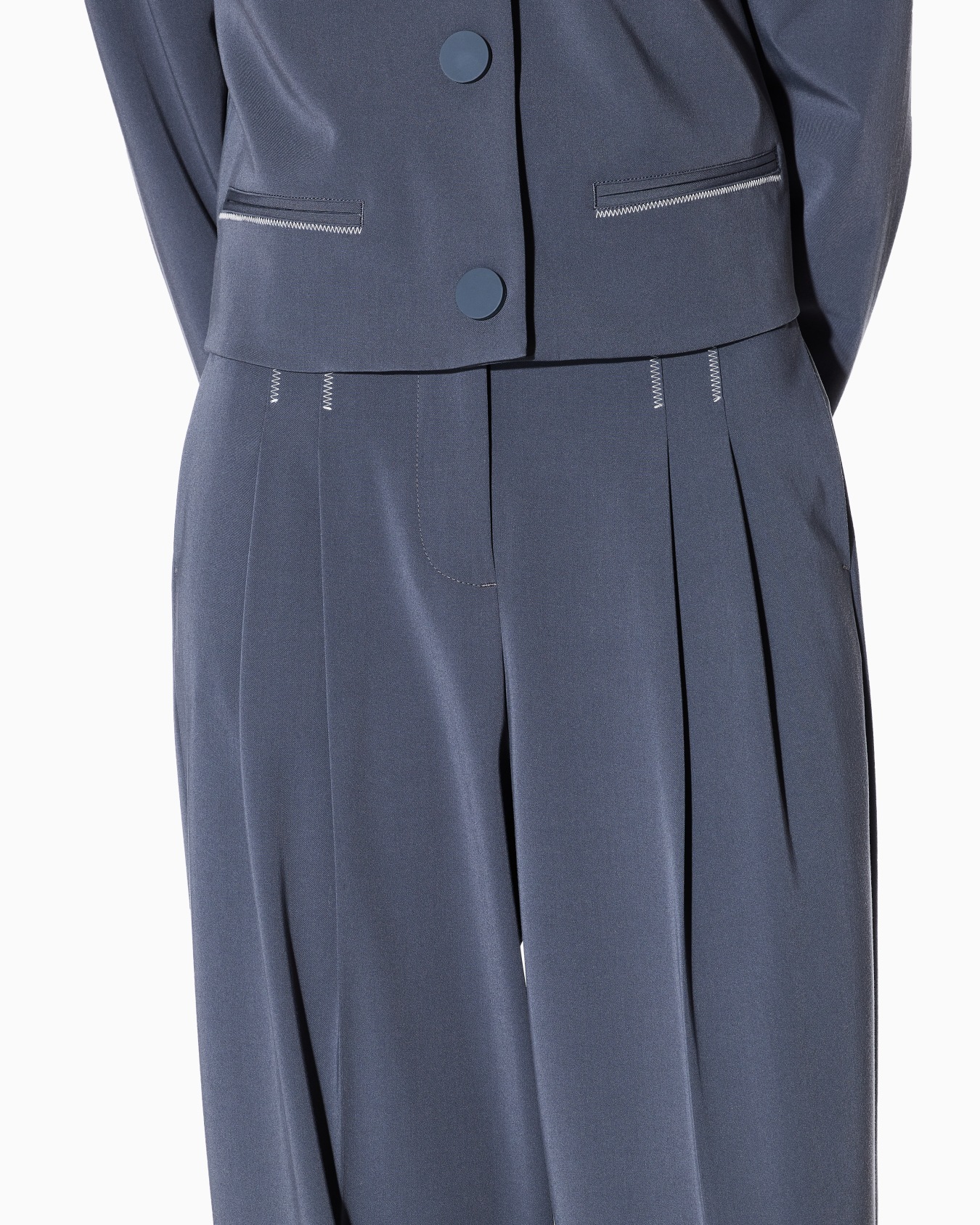 Pants with pleats Slide 4