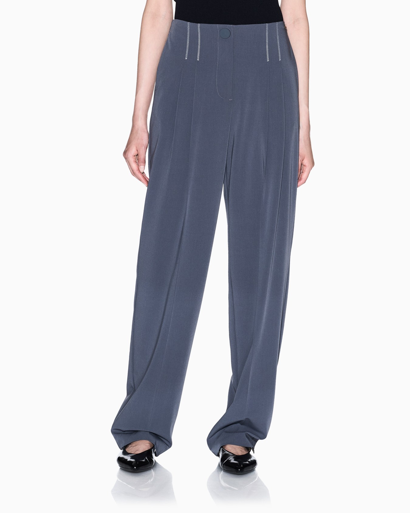 Pants with pleats Slide 3