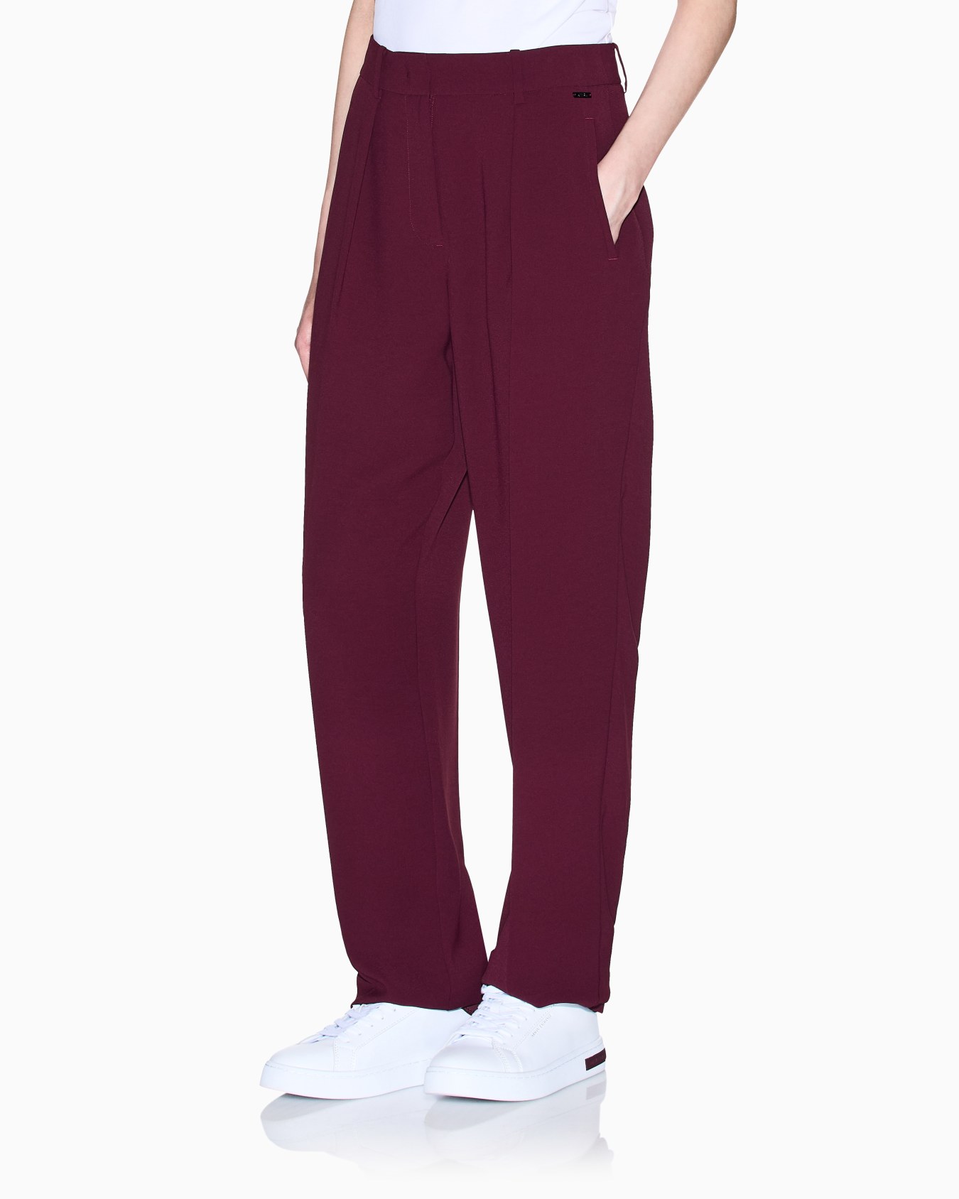 Trousers with pleats in flowing fabric Slide 3