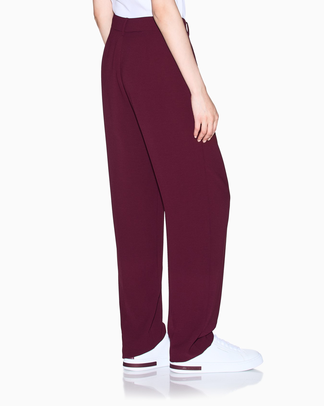 Trousers with pleats in flowing fabric Slide 2