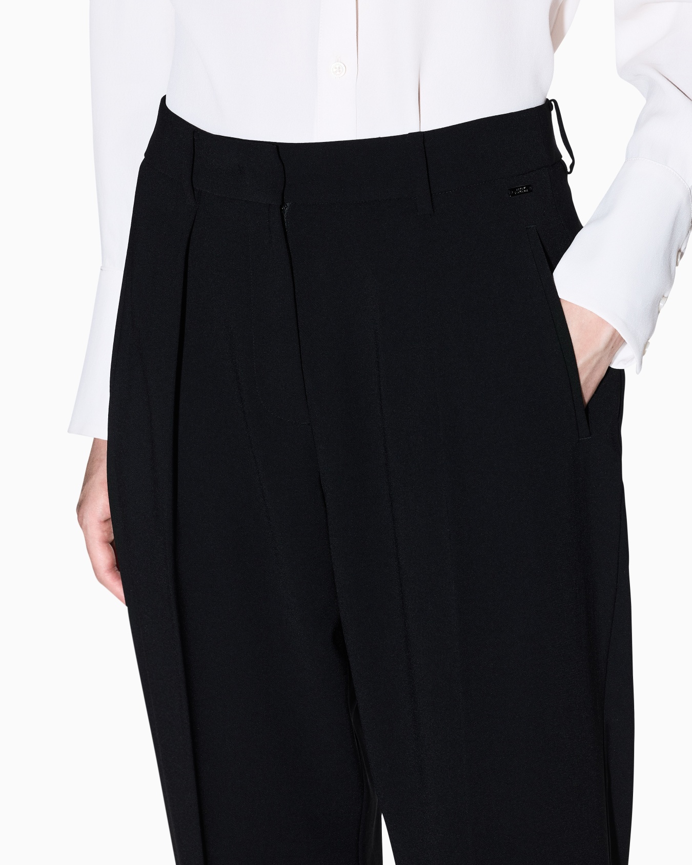 Trousers with pleats in flowing fabric Slide 4