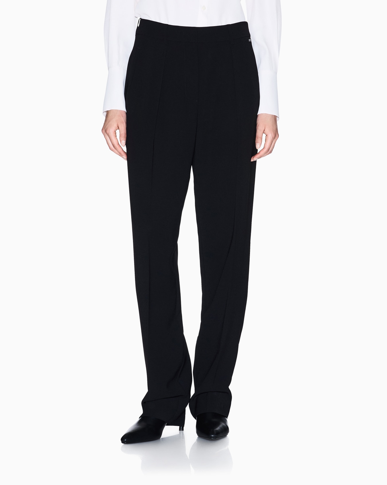 Trousers with pleats in flowing fabric Slide 3