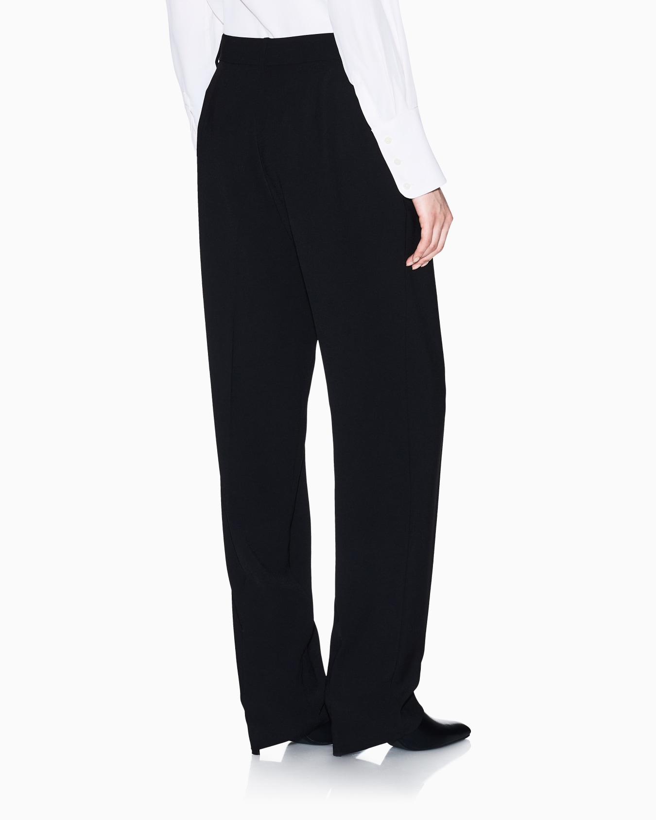 Trousers with pleats in flowing fabric Slide 2