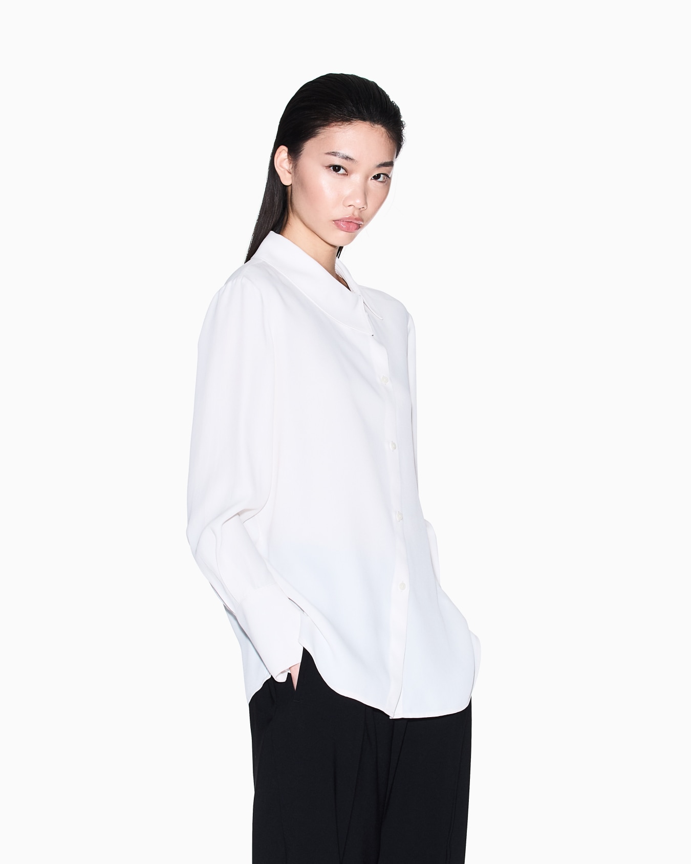 Camicia in crepe con collo asimmetrico Slide 3