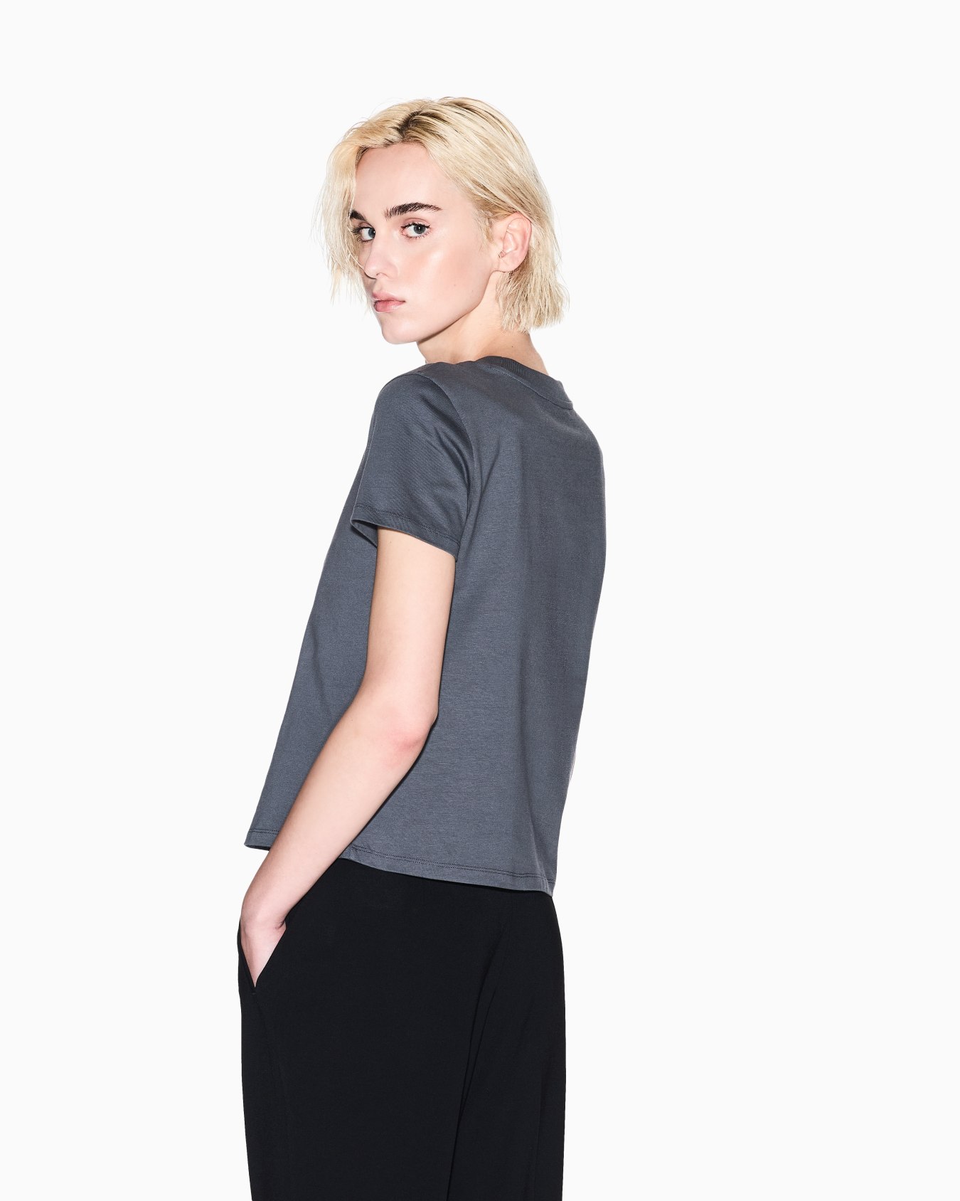 T-Shirt mit normaler Passform und grafischem Logo Folie 2