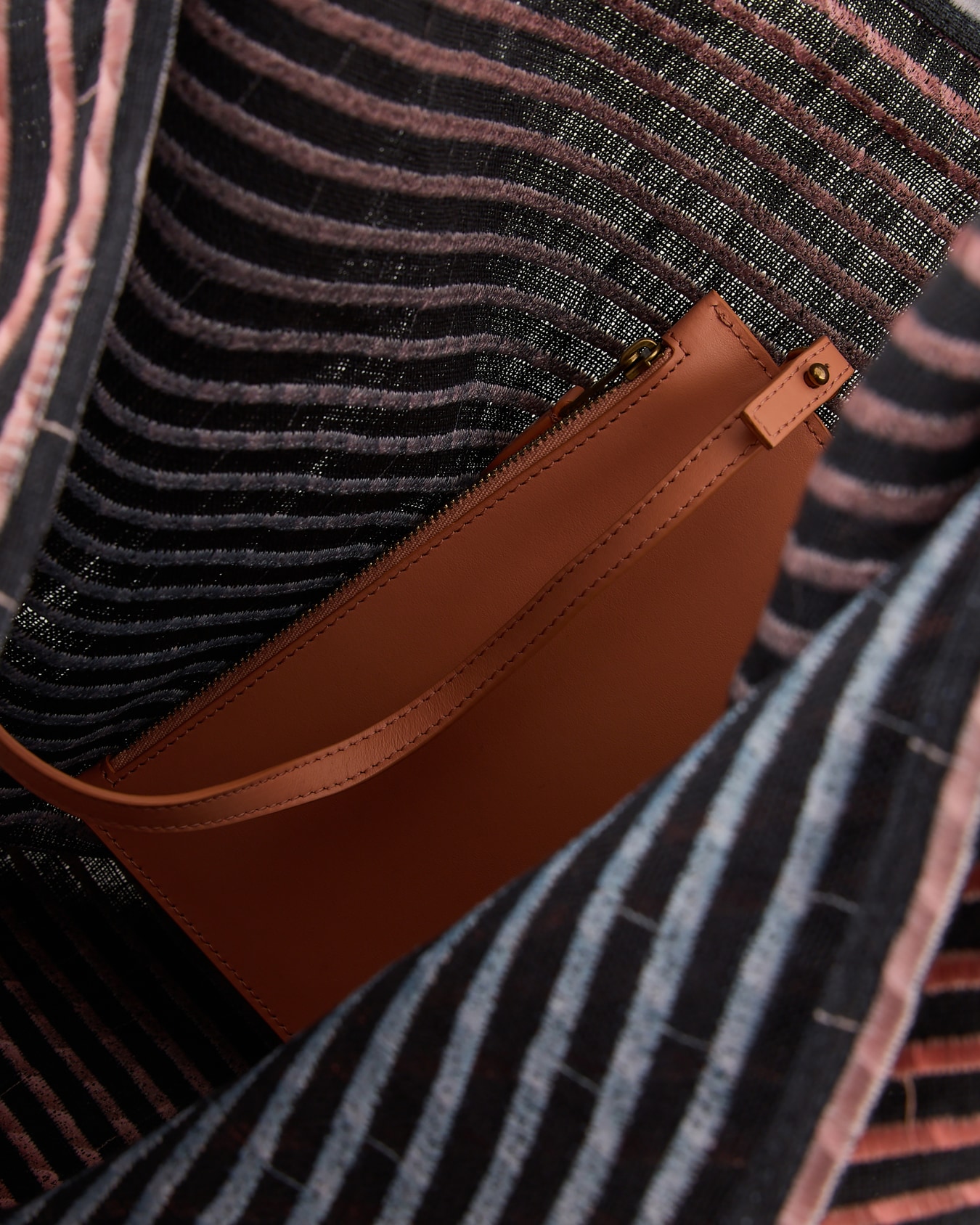 Embroidered canvas shoulder bag Slide 3