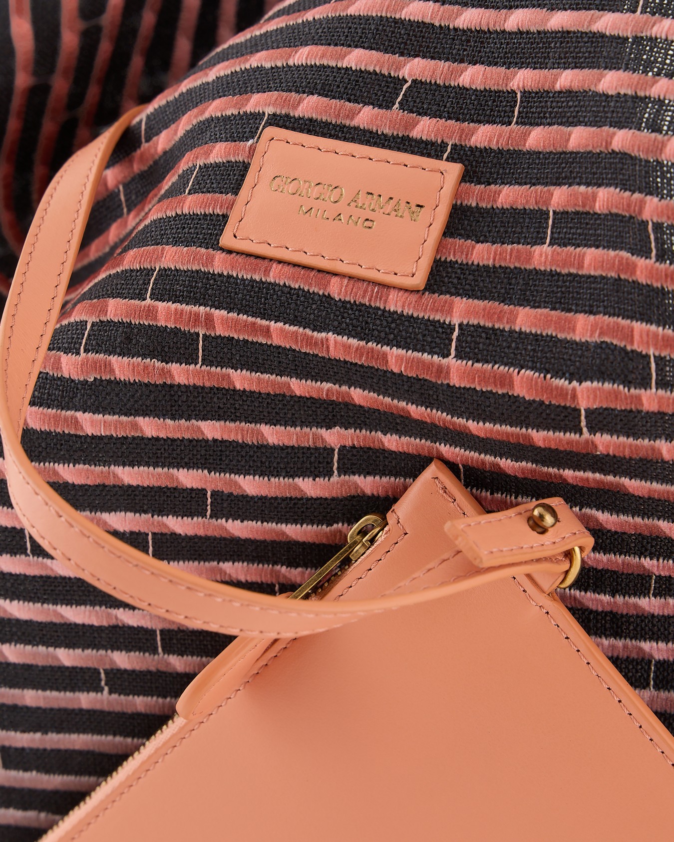 Embroidered canvas shoulder bag Slide 4