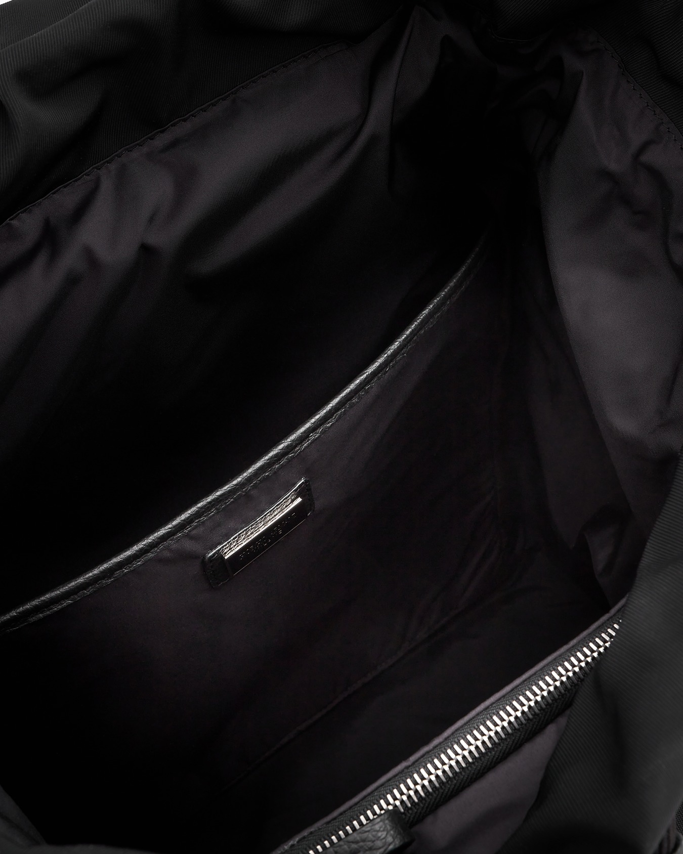 Rucksack aus recyceltem Nylon und genarbtem Leder Folie 3