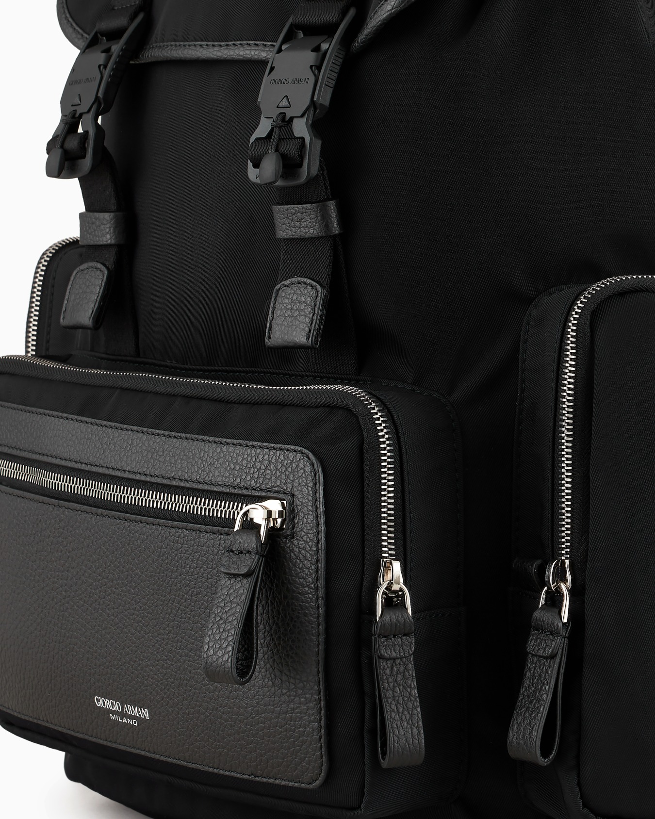 Rucksack aus recyceltem Nylon und genarbtem Leder Folie 4