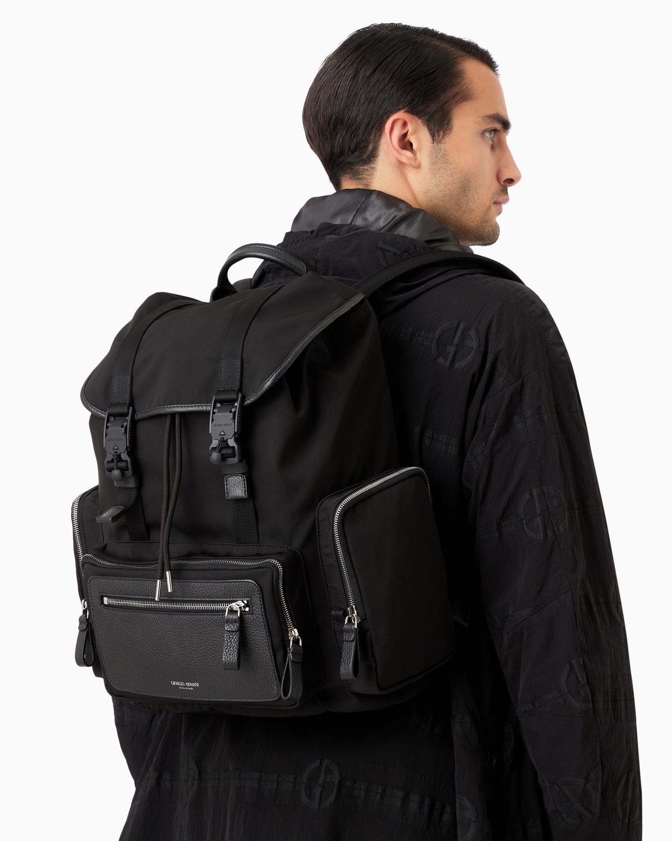 Rucksack aus recyceltem Nylon und genarbtem Leder Folie 6