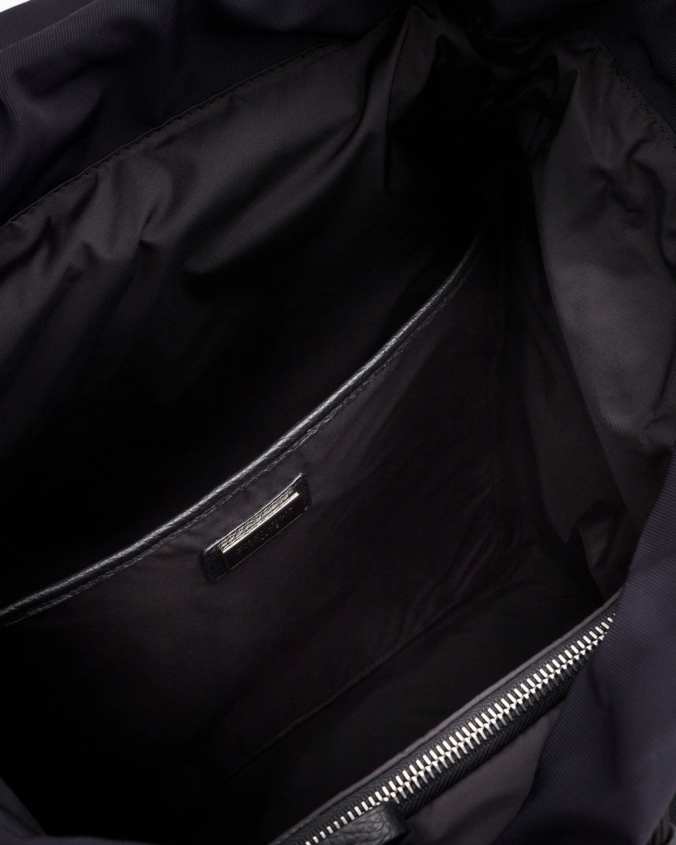 Rucksack aus recyceltem Nylon und genarbtem Leder Folie 3
