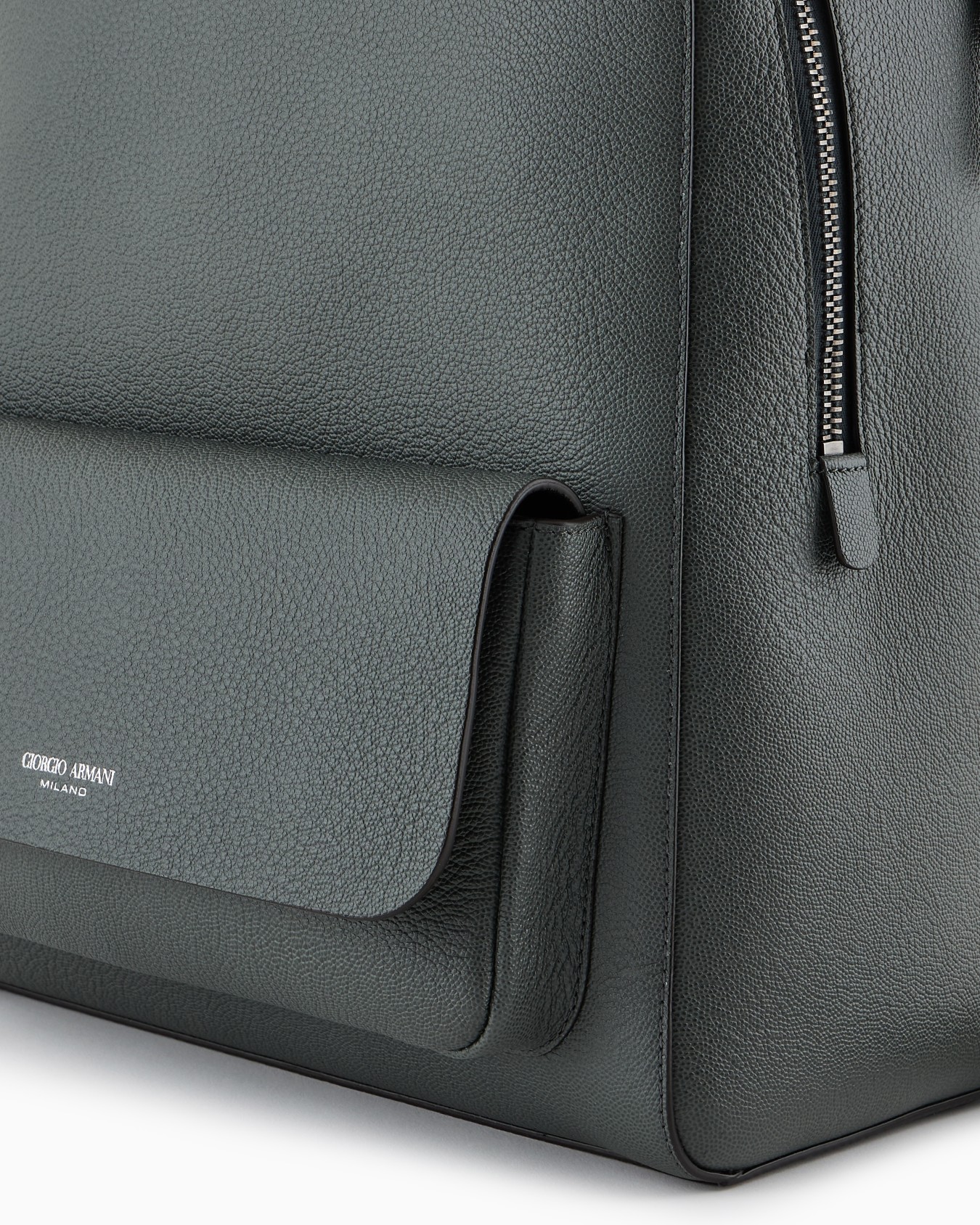 Round leather backpack Slide 4