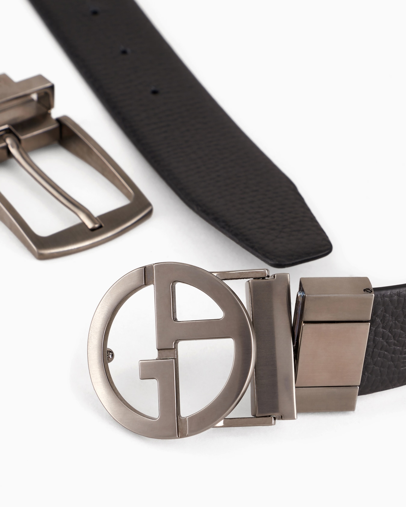 Gift box with reversible leather belt and two buckles Slide 1