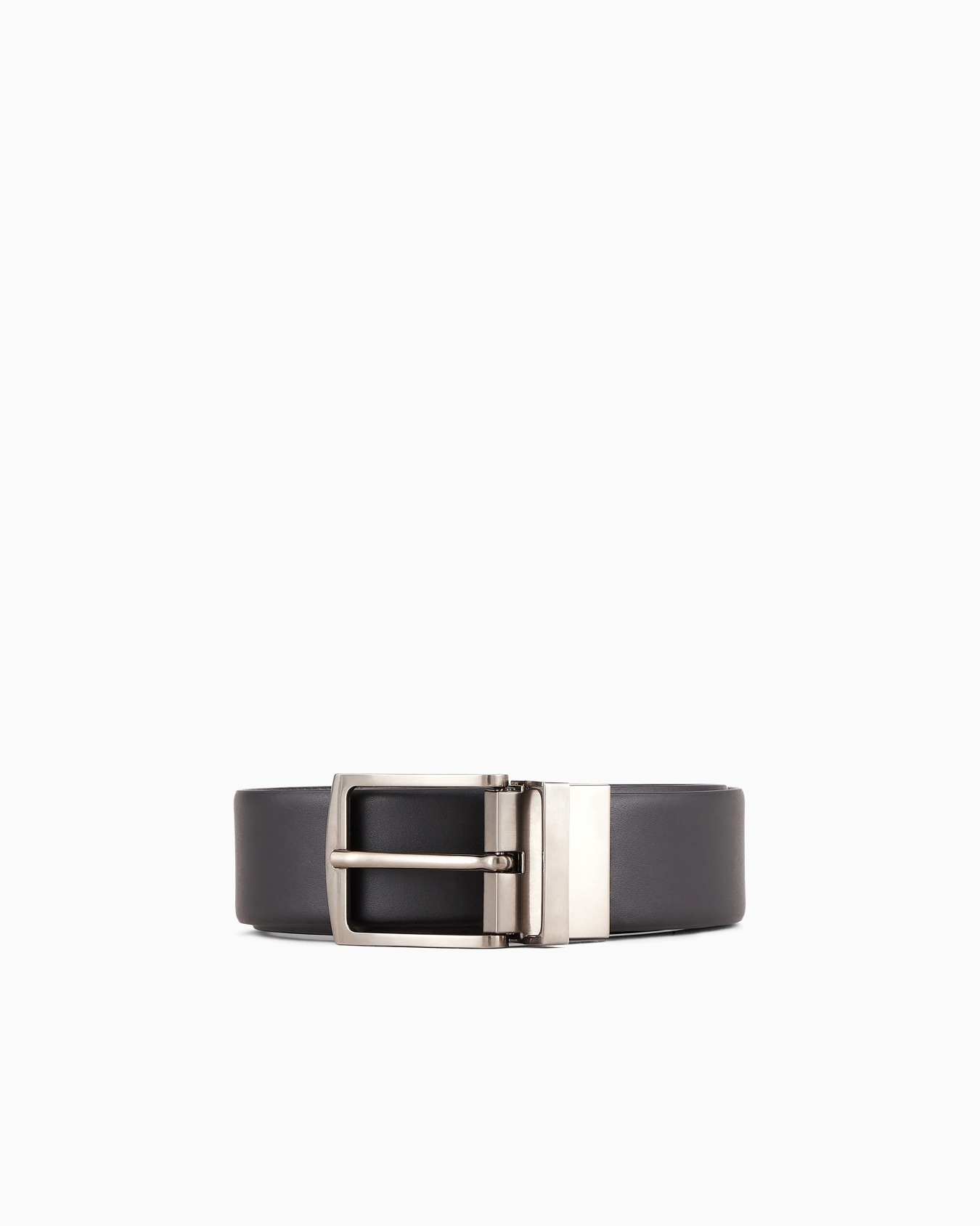 Gift box with reversible leather belt and two buckles Slide 0